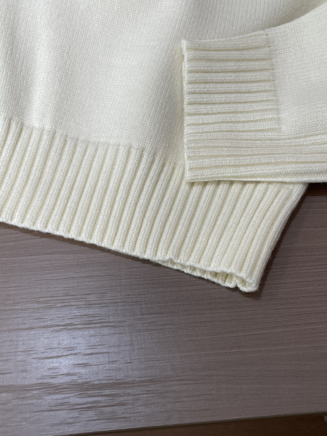 罗家新款毛衣，上身宽松纱线采用细针织法，上身舒适，不挑身材 男女同款，秋冬毛衣，是今年最好看的情侣装，秋