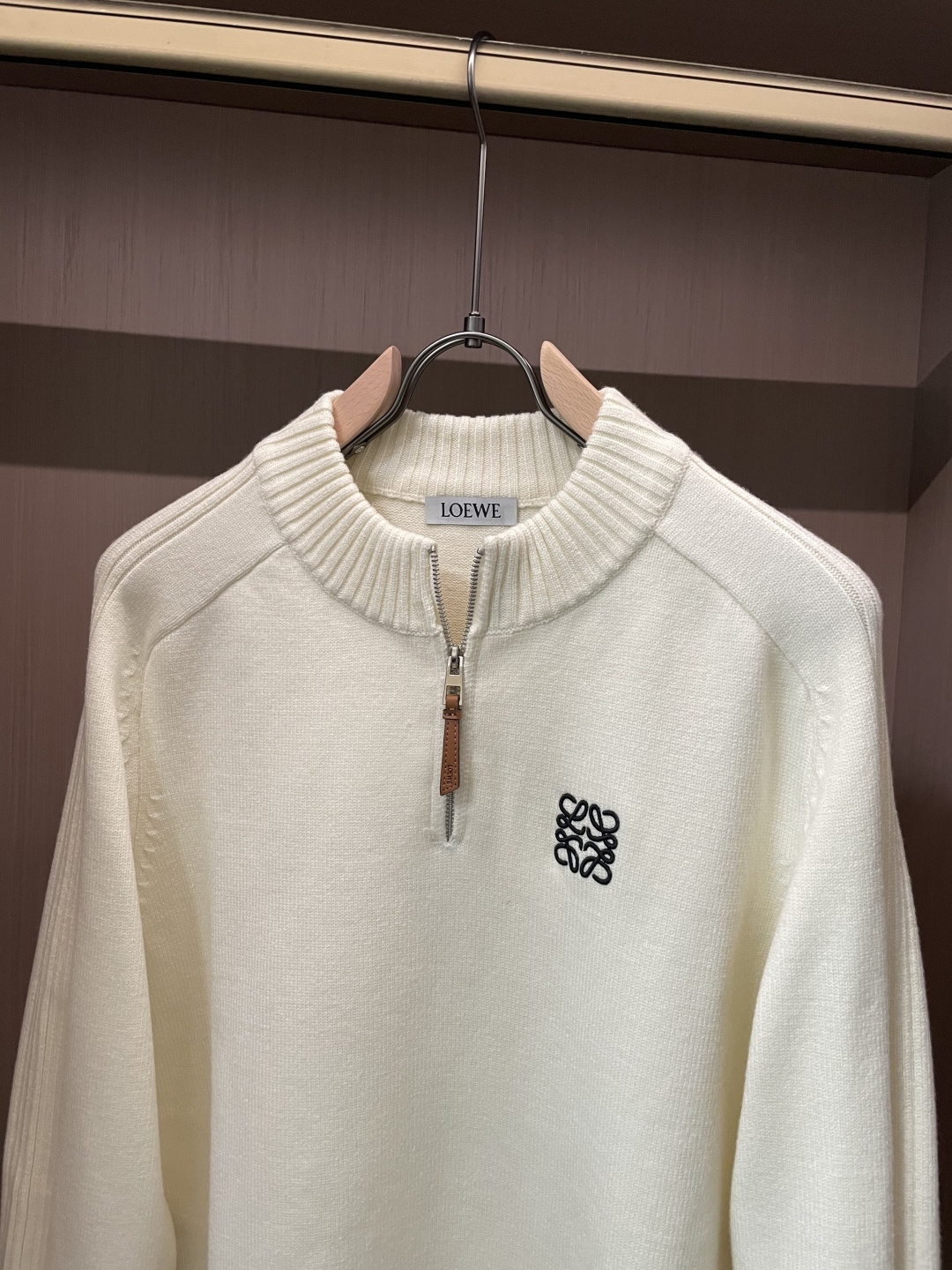 罗家新款毛衣，上身宽松纱线采用细针织法，上身舒适，不挑身材 男女同款，秋冬毛衣，是今年最好看的情侣装，秋