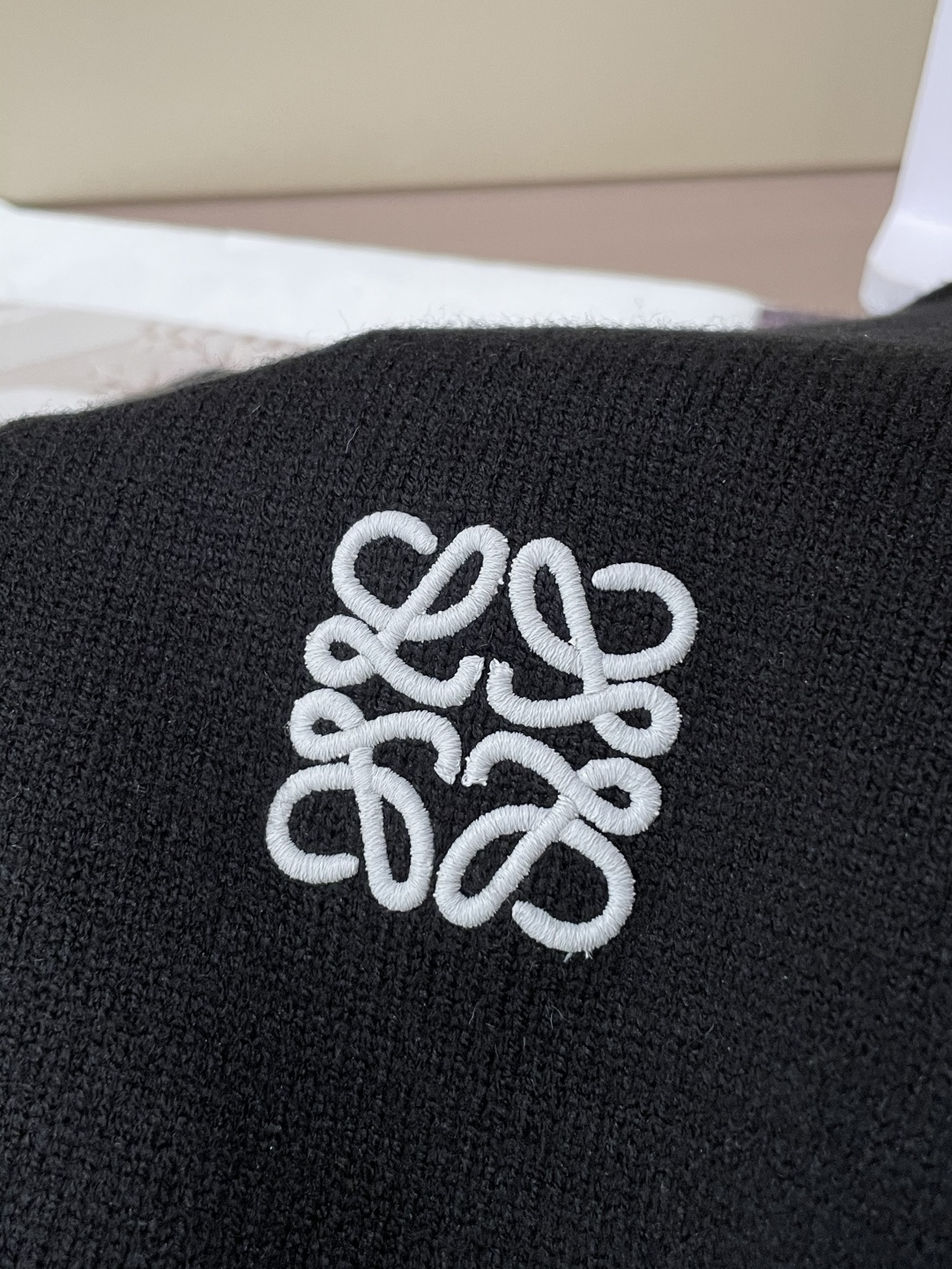 罗家新款毛衣，上身宽松纱线采用细针织法，上身舒适，不挑身材 男女同款，秋冬毛衣，是今年最好看的情侣装，秋