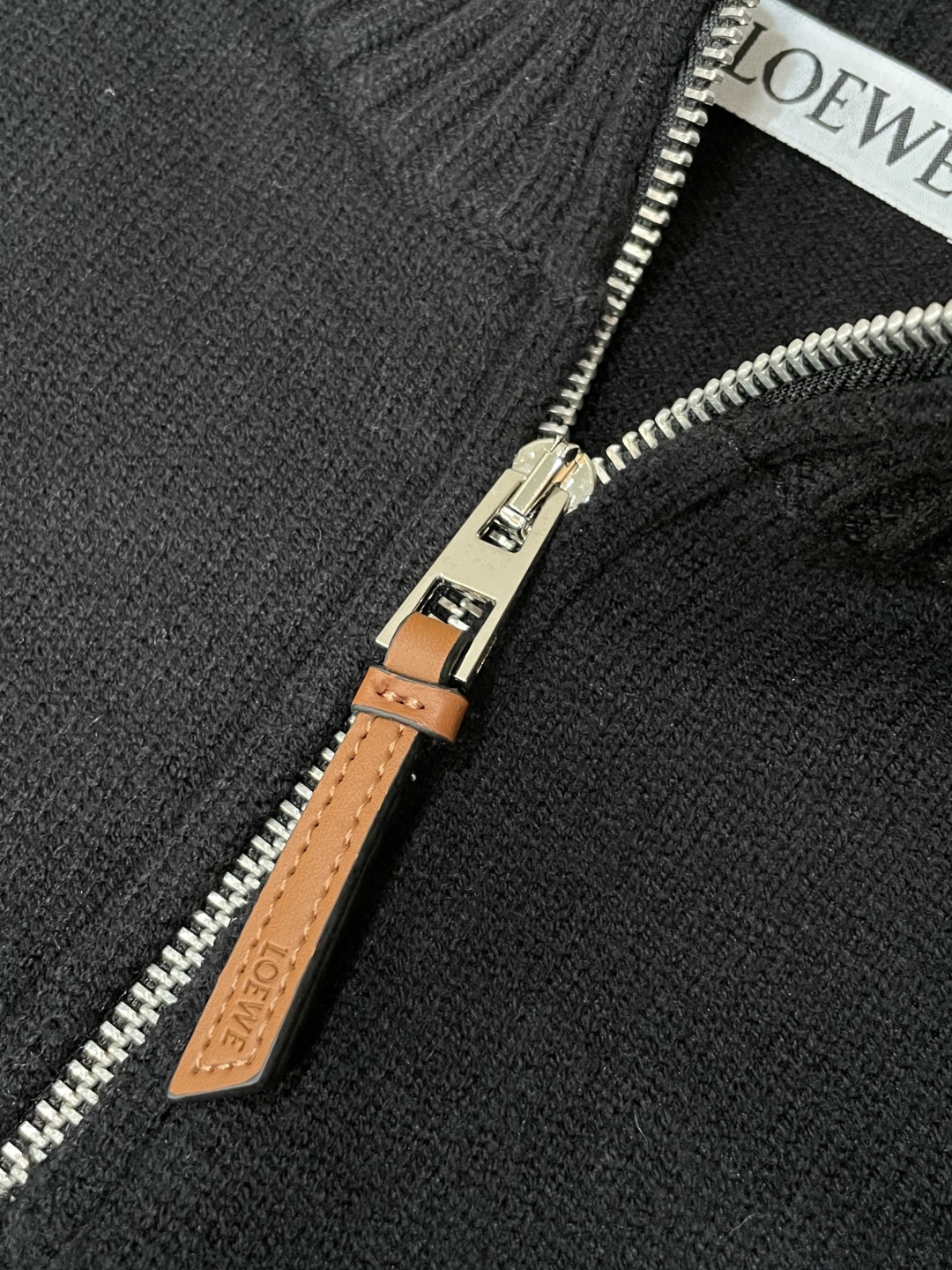 罗家新款毛衣，上身宽松纱线采用细针织法，上身舒适，不挑身材 男女同款，秋冬毛衣，是今年最好看的情侣装，秋