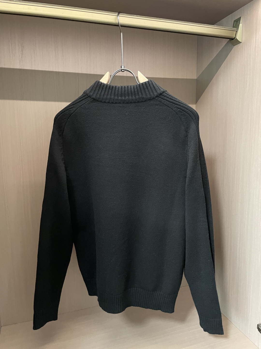 罗家新款毛衣，上身宽松纱线采用细针织法，上身舒适，不挑身材 男女同款，秋冬毛衣，是今年最好看的情侣装，秋