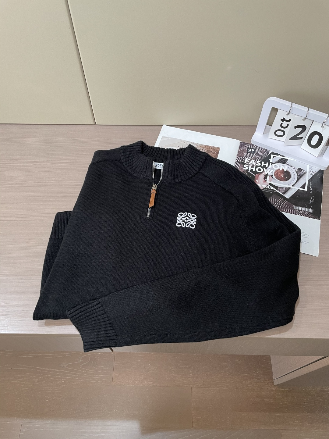 罗家新款毛衣，上身宽松纱线采用细针织法，上身舒适，不挑身材 男女同款，秋冬毛衣，是今年最好看的情侣装，秋