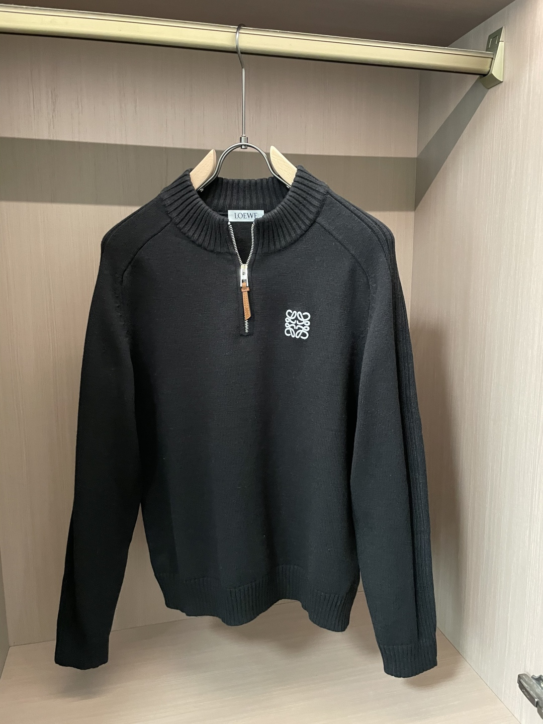 罗家新款毛衣，上身宽松纱线采用细针织法，上身舒适，不挑身材 男女同款，秋冬毛衣，是今年最好看的情侣装，秋