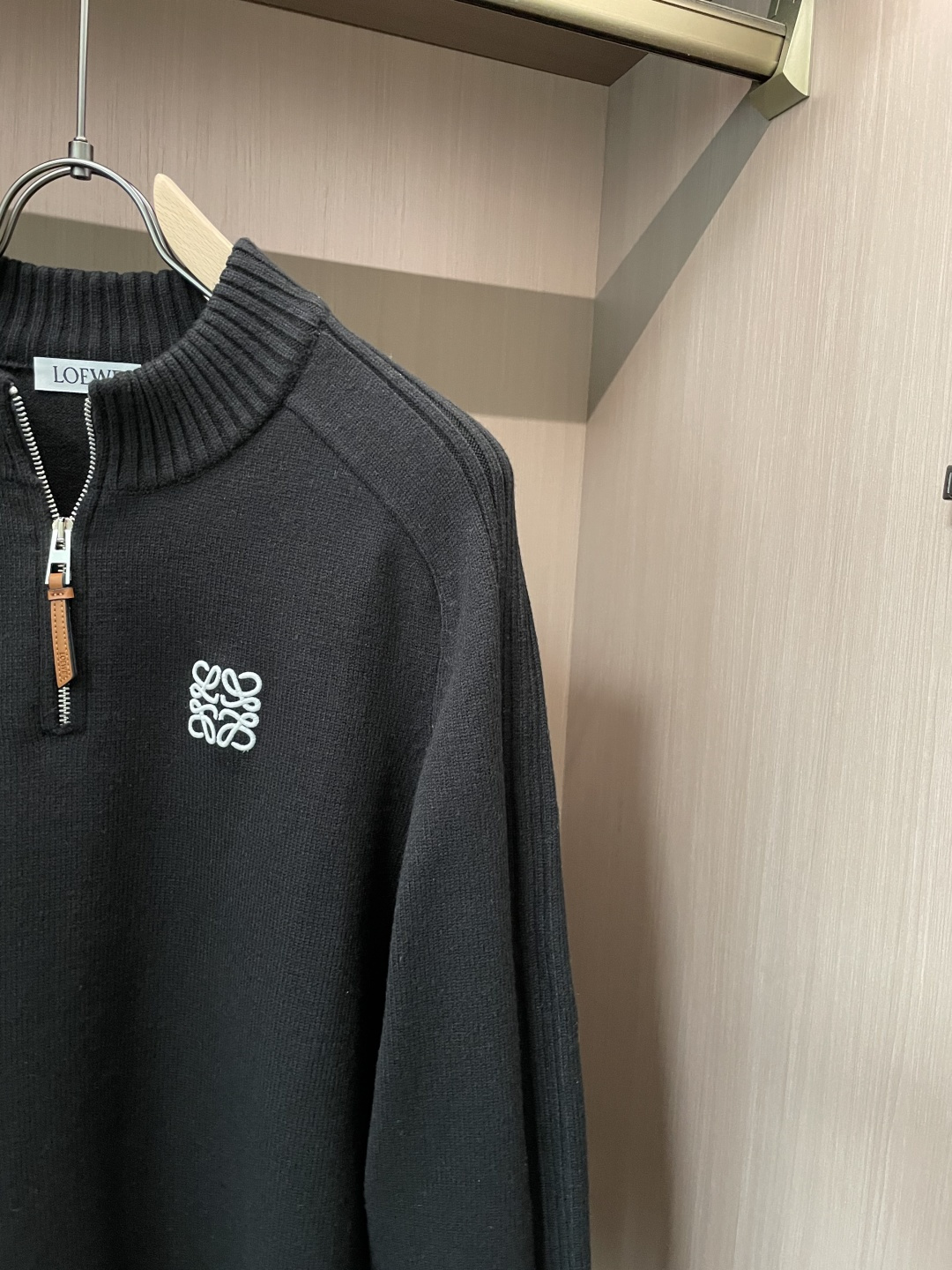 罗家新款毛衣，上身宽松纱线采用细针织法，上身舒适，不挑身材 男女同款，秋冬毛衣，是今年最好看的情侣装，秋