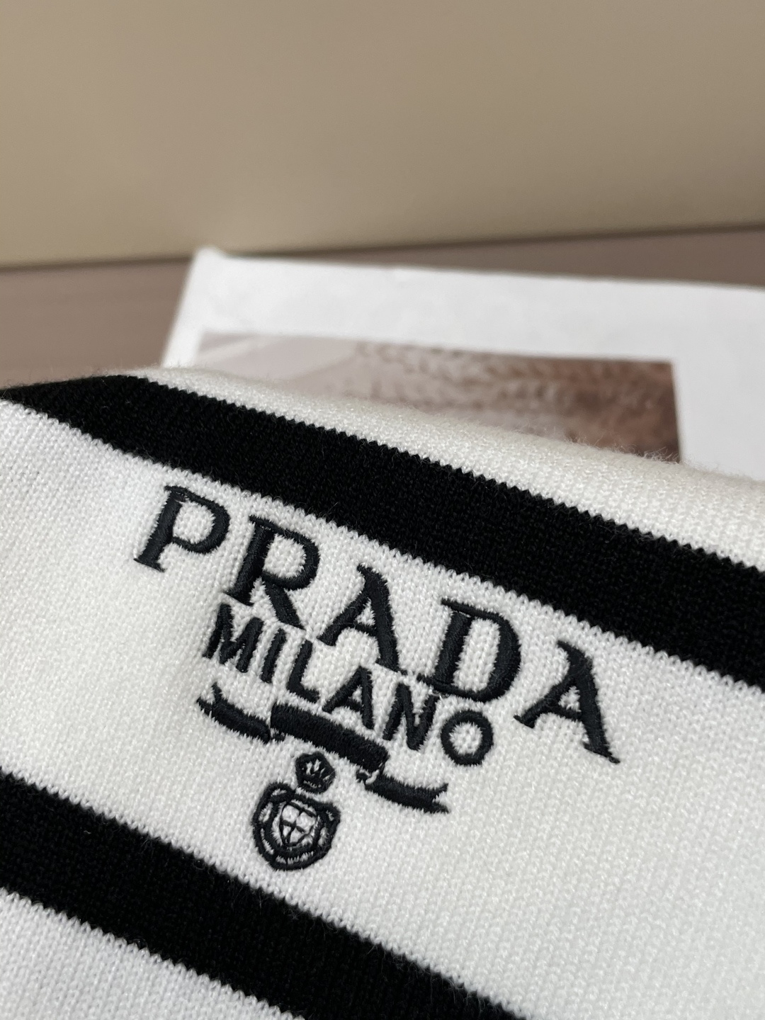 普家新款毛衣，上身宽松纱线采用细针织法，上身舒适，不挑身材 男女同款，秋冬毛衣，是今年最好看的情侣装，秋