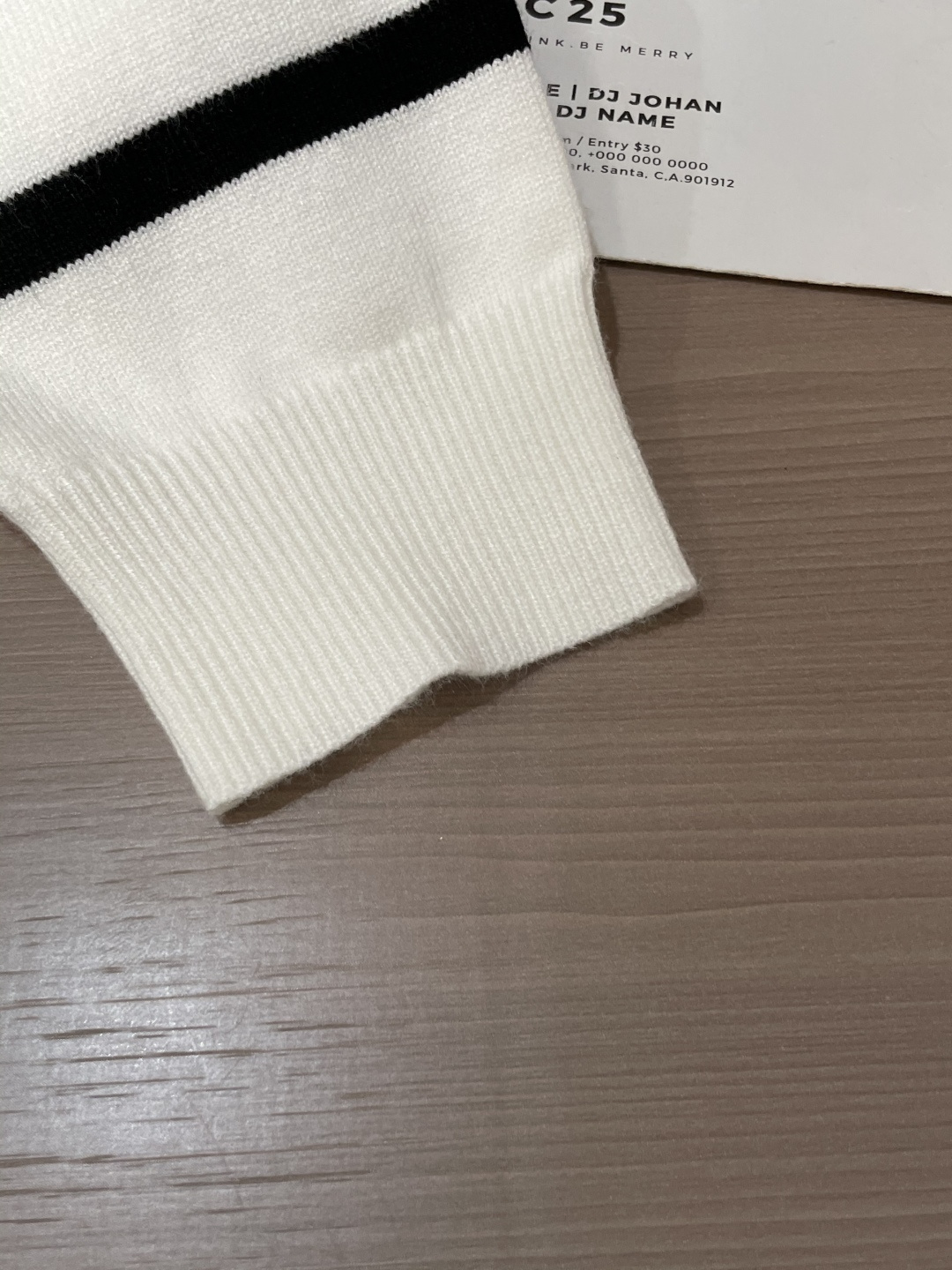 普家新款毛衣，上身宽松纱线采用细针织法，上身舒适，不挑身材 男女同款，秋冬毛衣，是今年最好看的情侣装，秋