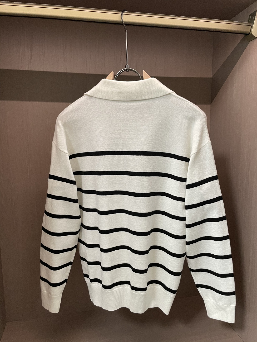 普家新款毛衣，上身宽松纱线采用细针织法，上身舒适，不挑身材 男女同款，秋冬毛衣，是今年最好看的情侣装，秋