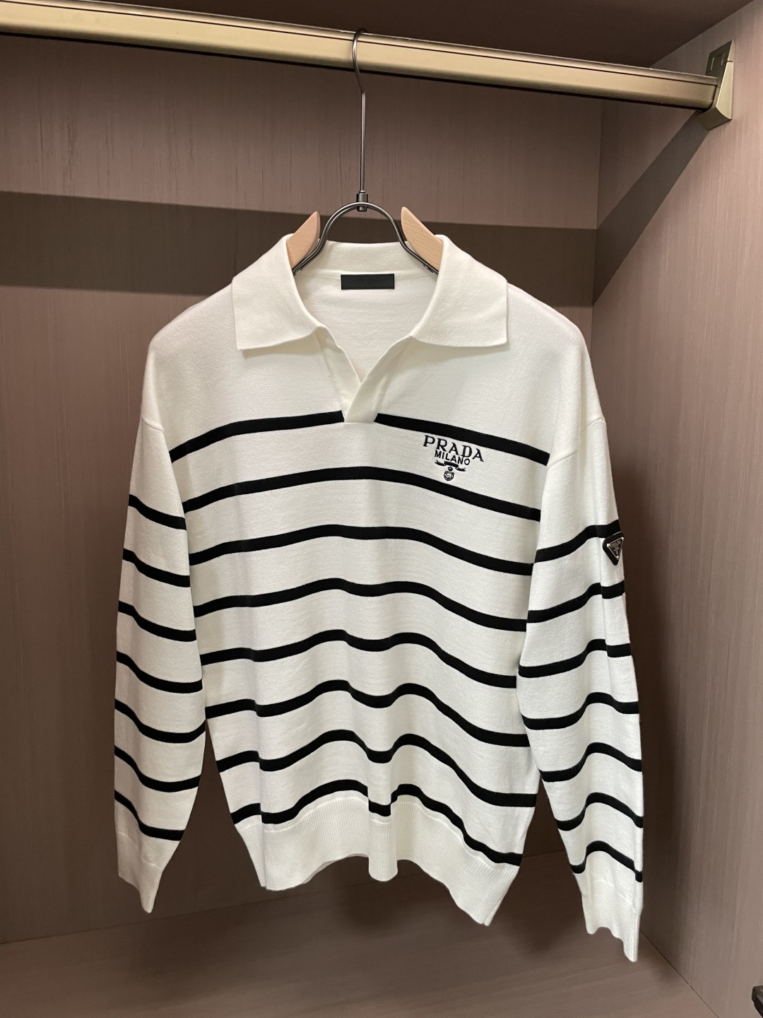 普家新款毛衣，上身宽松纱线采用细针织法，上身舒适，不挑身材 男女同款，秋冬毛衣，是今年最好看的情侣装，秋