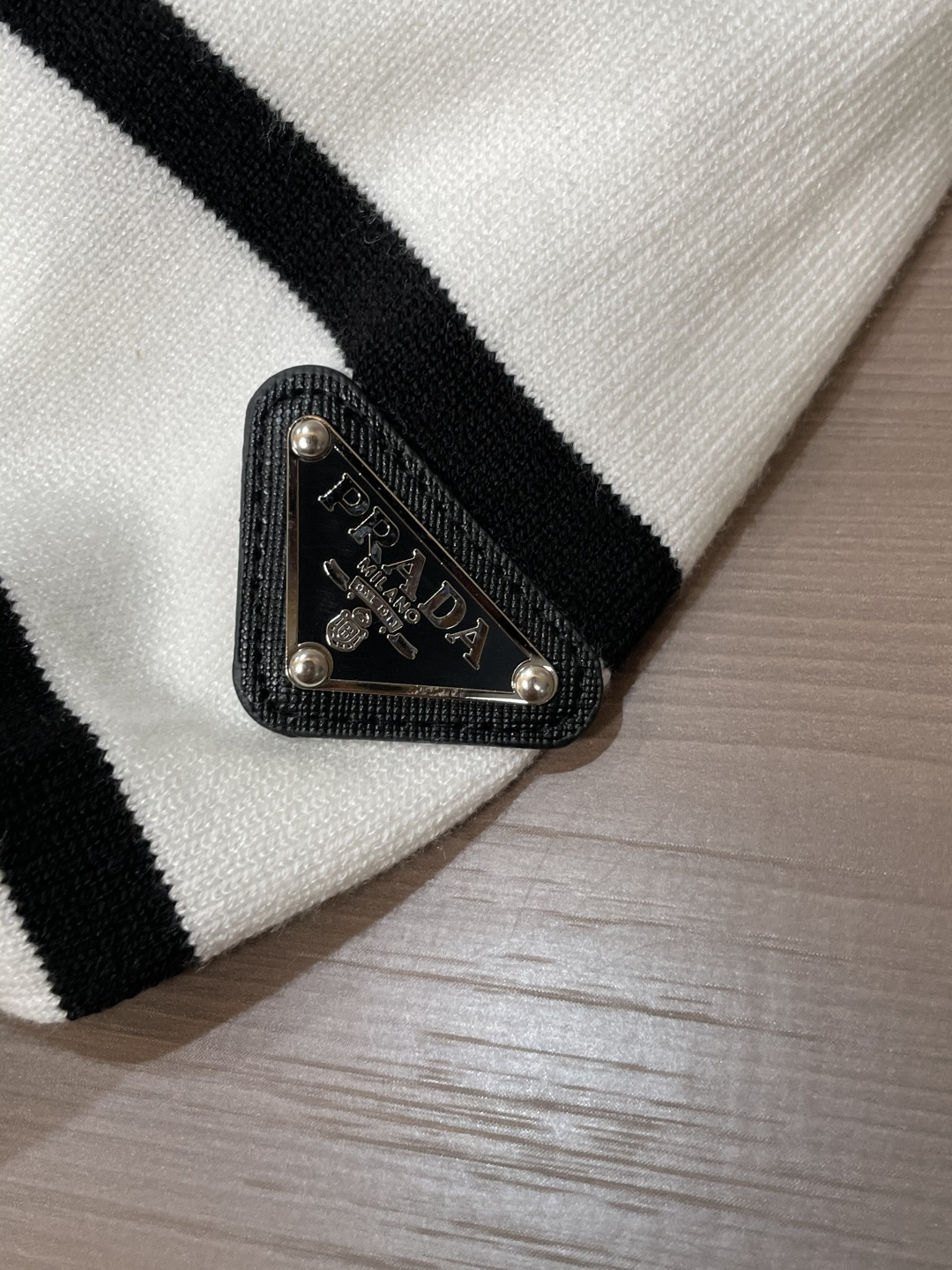 普家新款毛衣，上身宽松纱线采用细针织法，上身舒适，不挑身材 男女同款，秋冬毛衣，是今年最好看的情侣装，秋