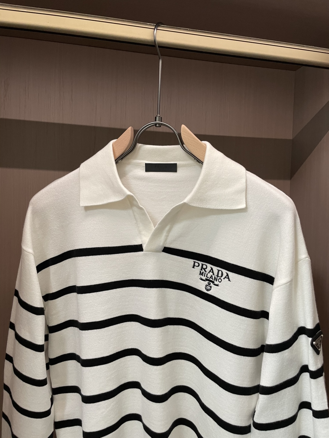 普家新款毛衣，上身宽松纱线采用细针织法，上身舒适，不挑身材 男女同款，秋冬毛衣，是今年最好看的情侣装，秋