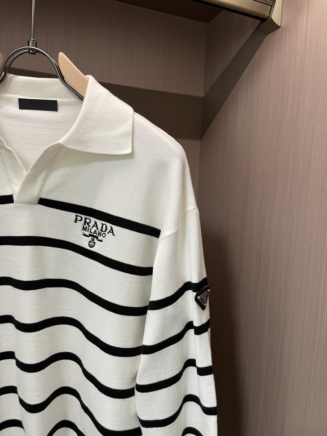 普家新款毛衣，上身宽松纱线采用细针织法，上身舒适，不挑身材 男女同款，秋冬毛衣，是今年最好看的情侣装，秋