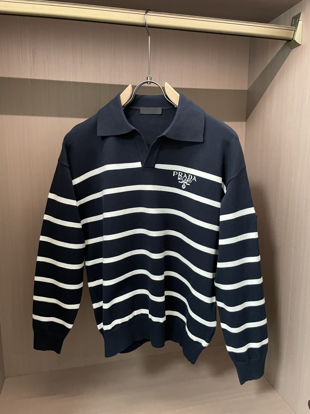 普家新款毛衣，上身宽松纱线采用细针织法，上身舒适，不挑身材 男女同款，秋冬毛衣，是今年最好看的情侣装，秋