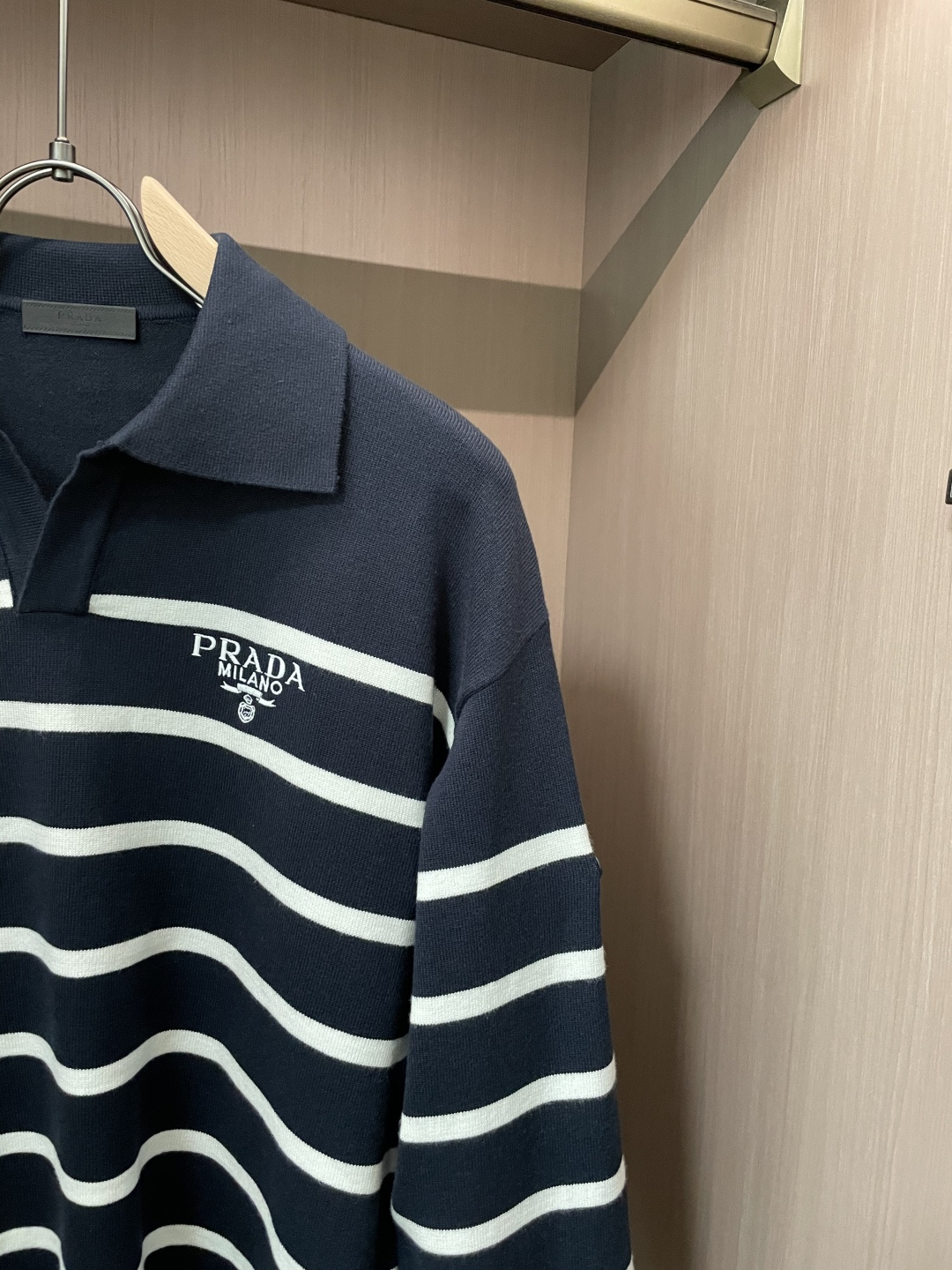 普家新款毛衣，上身宽松纱线采用细针织法，上身舒适，不挑身材 男女同款，秋冬毛衣，是今年最好看的情侣装，秋