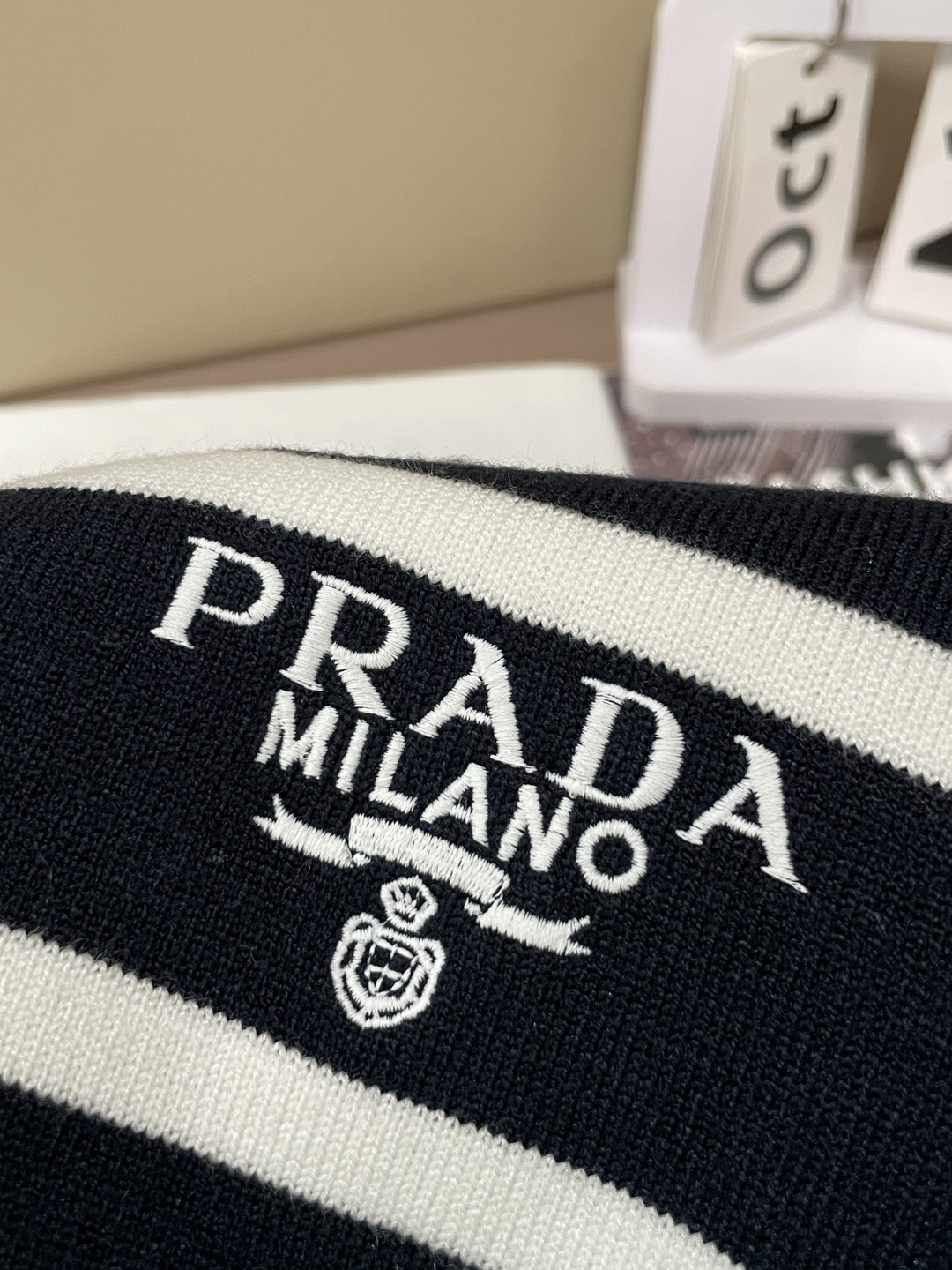 普家新款毛衣，上身宽松纱线采用细针织法，上身舒适，不挑身材 男女同款，秋冬毛衣，是今年最好看的情侣装，秋