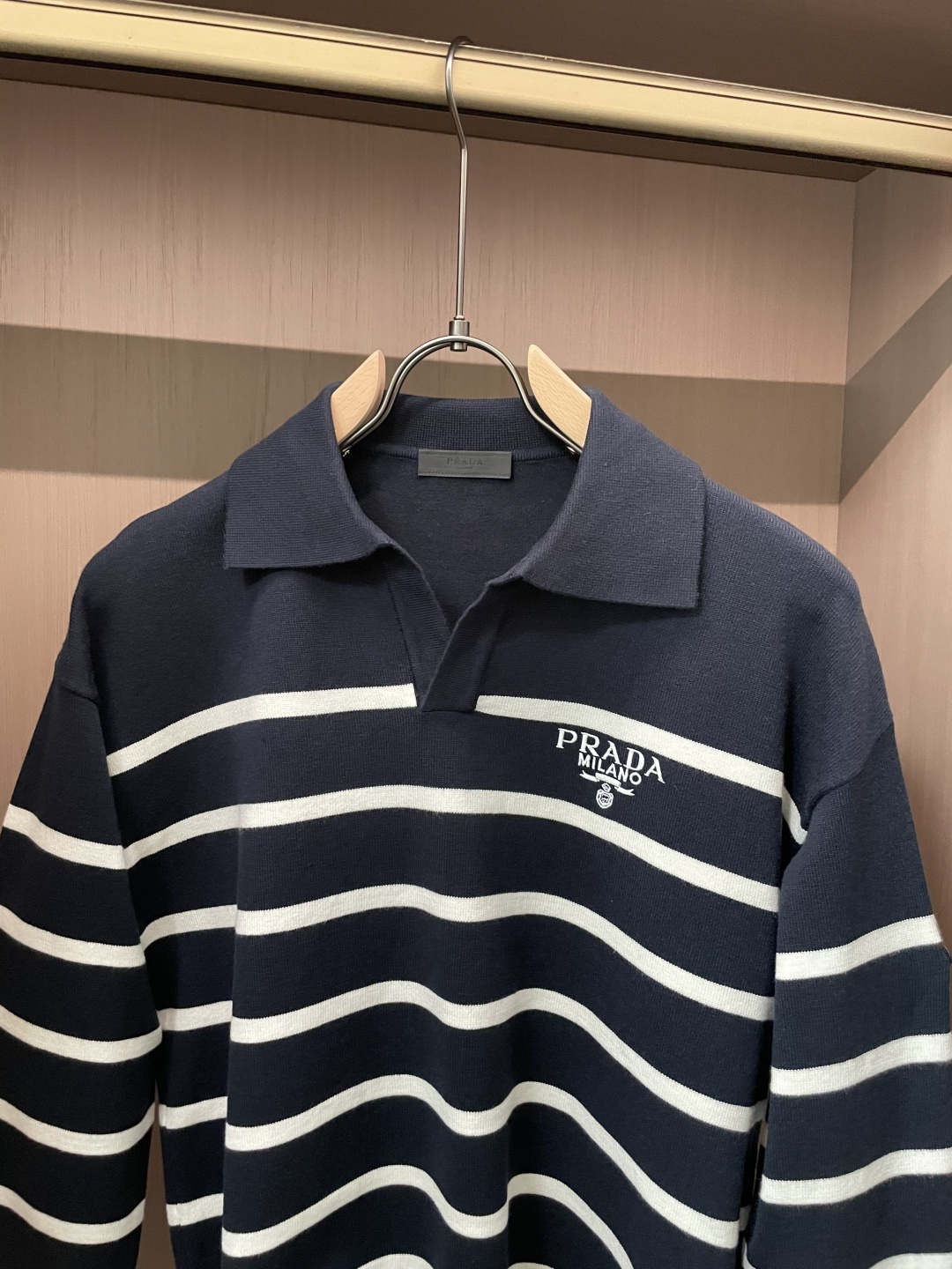 普家新款毛衣，上身宽松纱线采用细针织法，上身舒适，不挑身材 男女同款，秋冬毛衣，是今年最好看的情侣装，秋