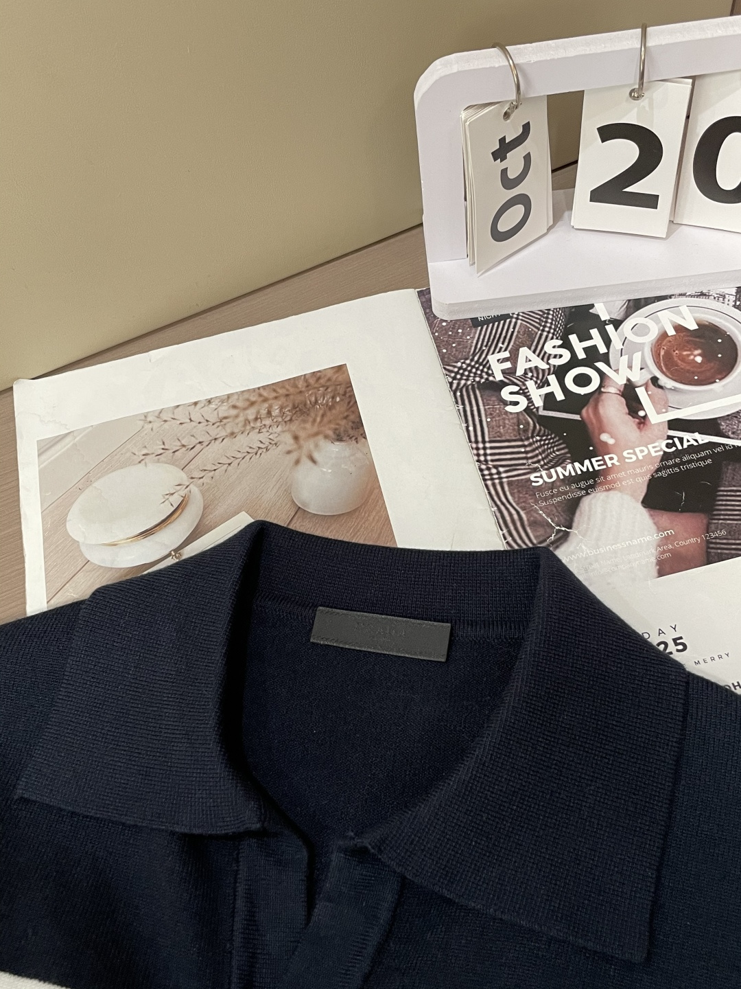 普家新款毛衣，上身宽松纱线采用细针织法，上身舒适，不挑身材 男女同款，秋冬毛衣，是今年最好看的情侣装，秋