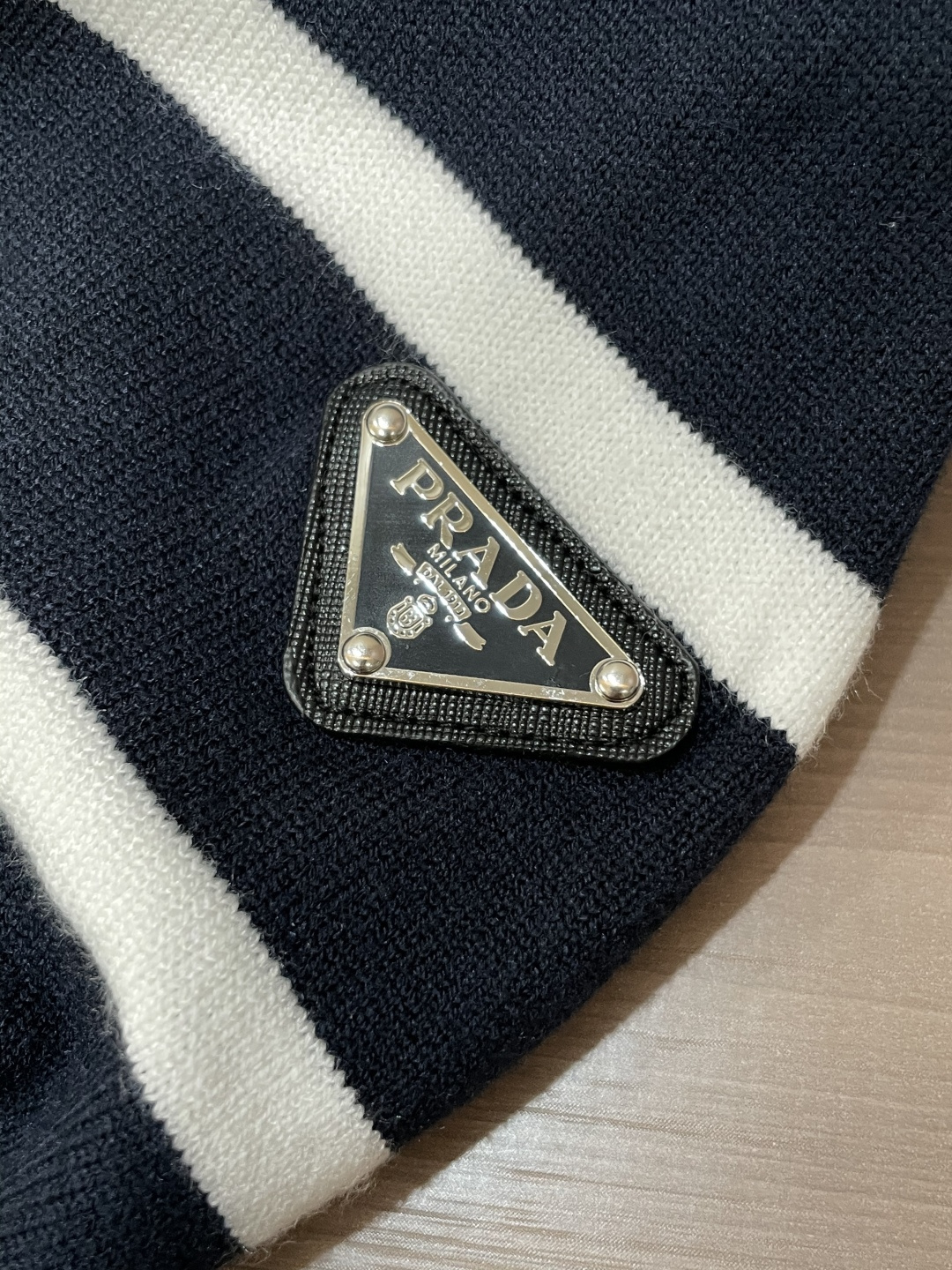 普家新款毛衣，上身宽松纱线采用细针织法，上身舒适，不挑身材 男女同款，秋冬毛衣，是今年最好看的情侣装，秋