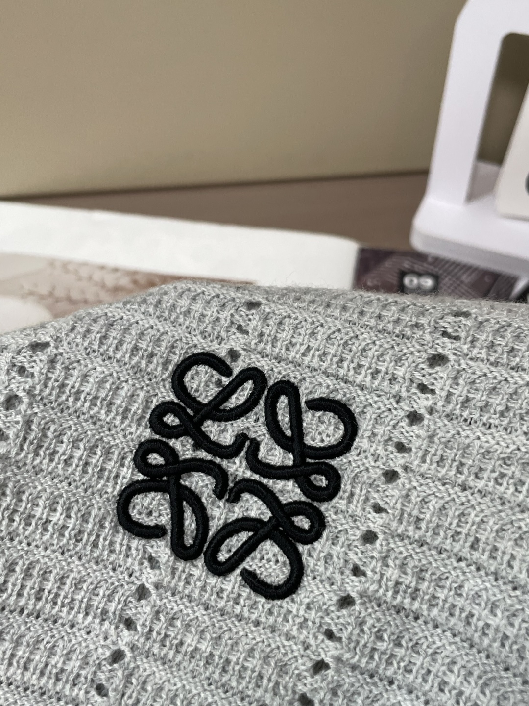 罗家新款毛衫毛衣，上身宽松纱线采用细针织法，上身舒适，不挑身材 男女同款，秋冬毛衣，是今年最好看的情侣装