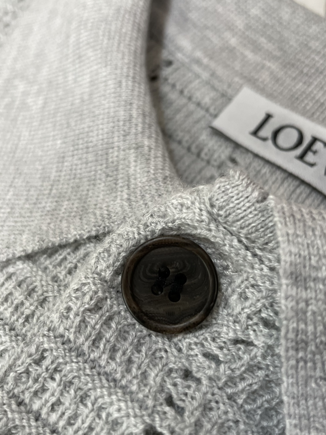 罗家新款毛衫毛衣，上身宽松纱线采用细针织法，上身舒适，不挑身材 男女同款，秋冬毛衣，是今年最好看的情侣装