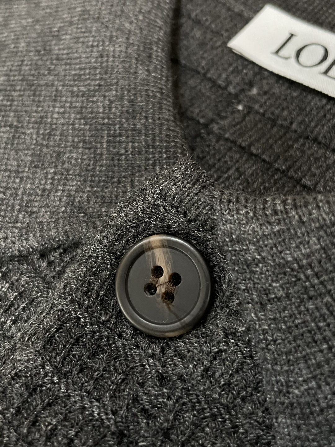 罗家新款毛衫毛衣，上身宽松纱线采用细针织法，上身舒适，不挑身材 男女同款，秋冬毛衣，是今年最好看的情侣装