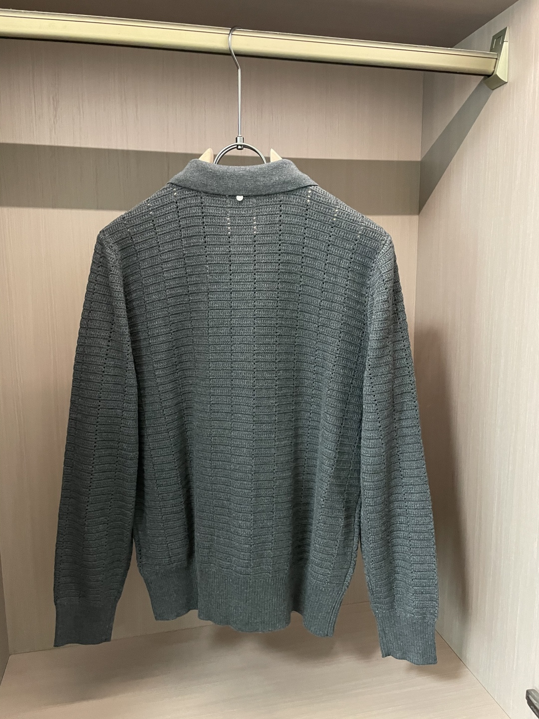 罗家新款毛衫毛衣，上身宽松纱线采用细针织法，上身舒适，不挑身材 男女同款，秋冬毛衣，是今年最好看的情侣装