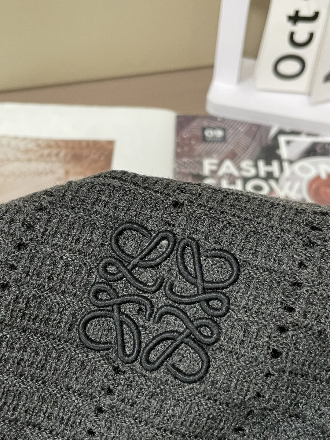 罗家新款毛衫毛衣，上身宽松纱线采用细针织法，上身舒适，不挑身材 男女同款，秋冬毛衣，是今年最好看的情侣装