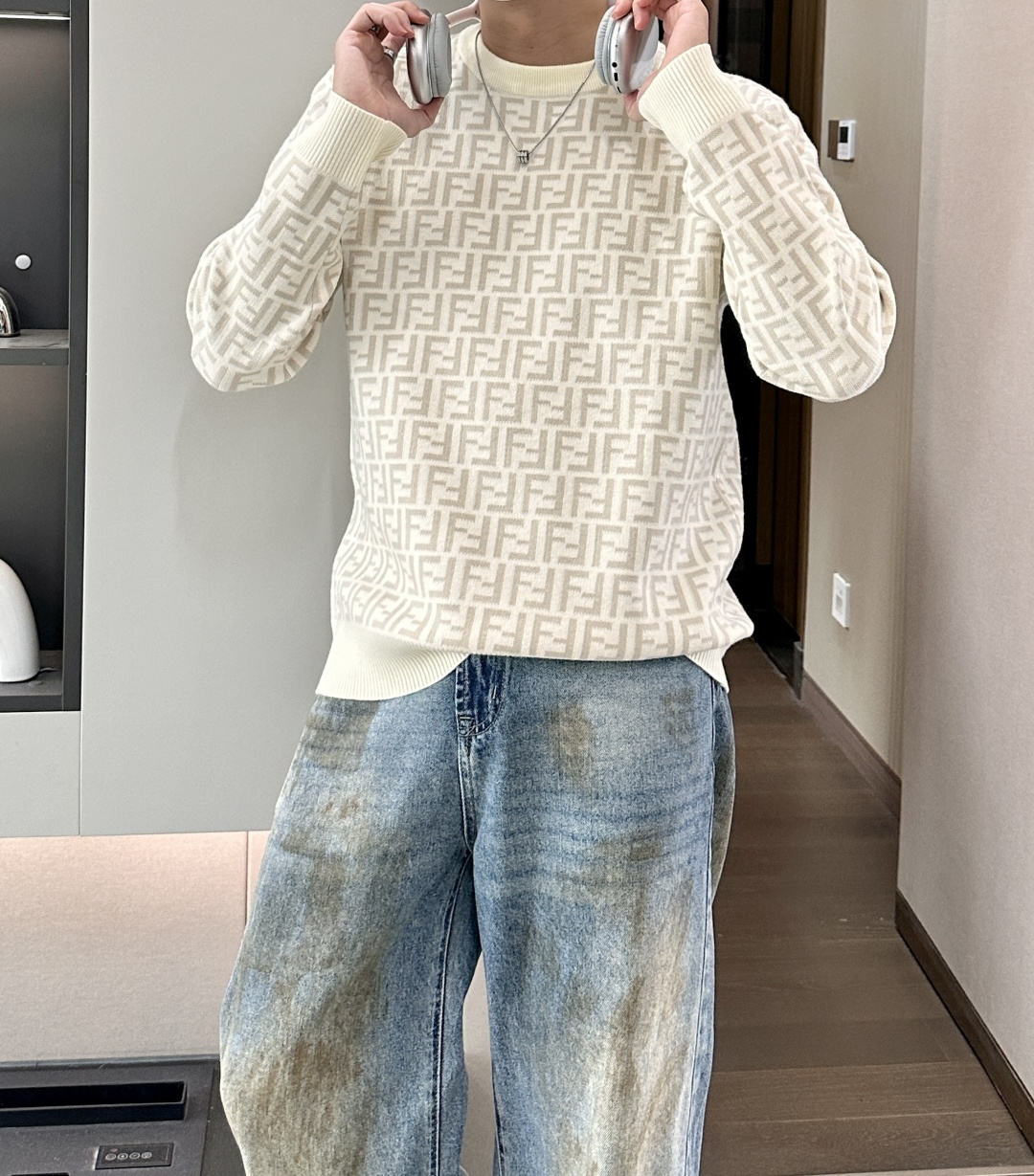 FD 2025秋冬 高级定制 都市风十足 经典简约大气圆领打底针织毛衣。 采用进口羊毛混纺面料 柔软细腻