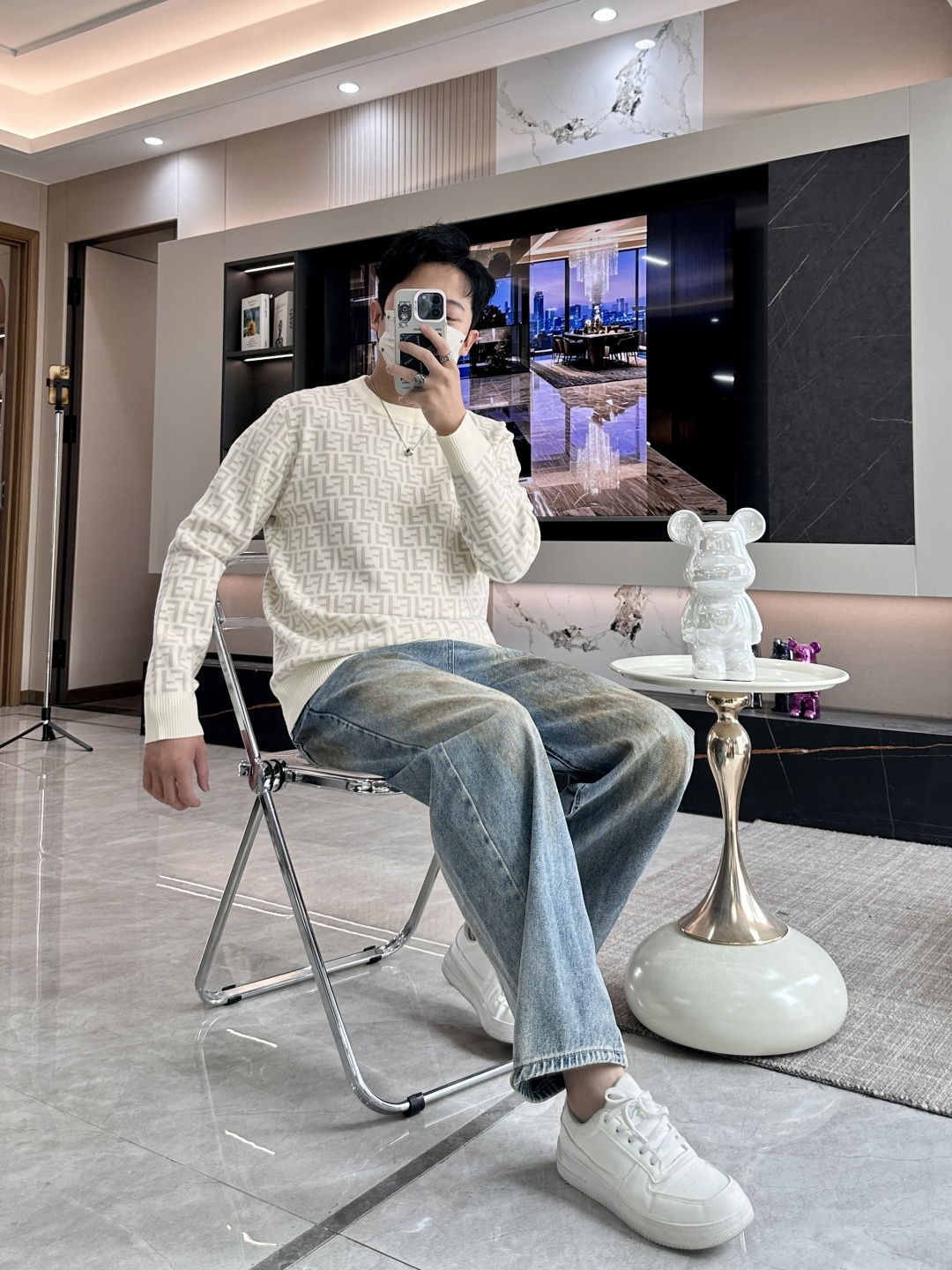 FD 2025秋冬 高级定制 都市风十足 经典简约大气圆领打底针织毛衣。 采用进口羊毛混纺面料 柔软细腻