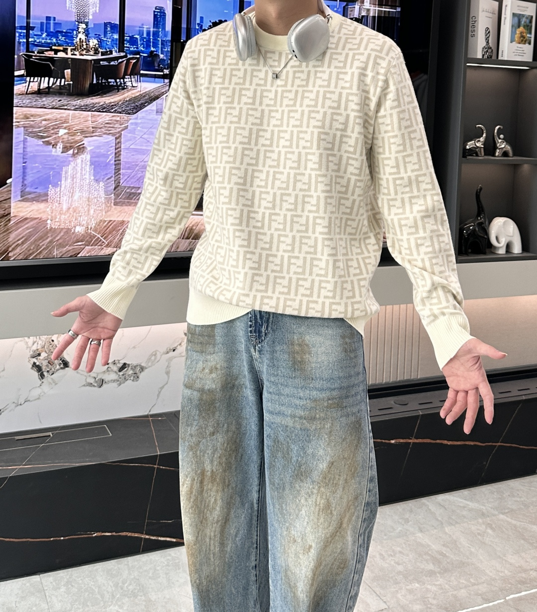 FD 2025秋冬 高级定制 都市风十足 经典简约大气圆领打底针织毛衣。 采用进口羊毛混纺面料 柔软细腻