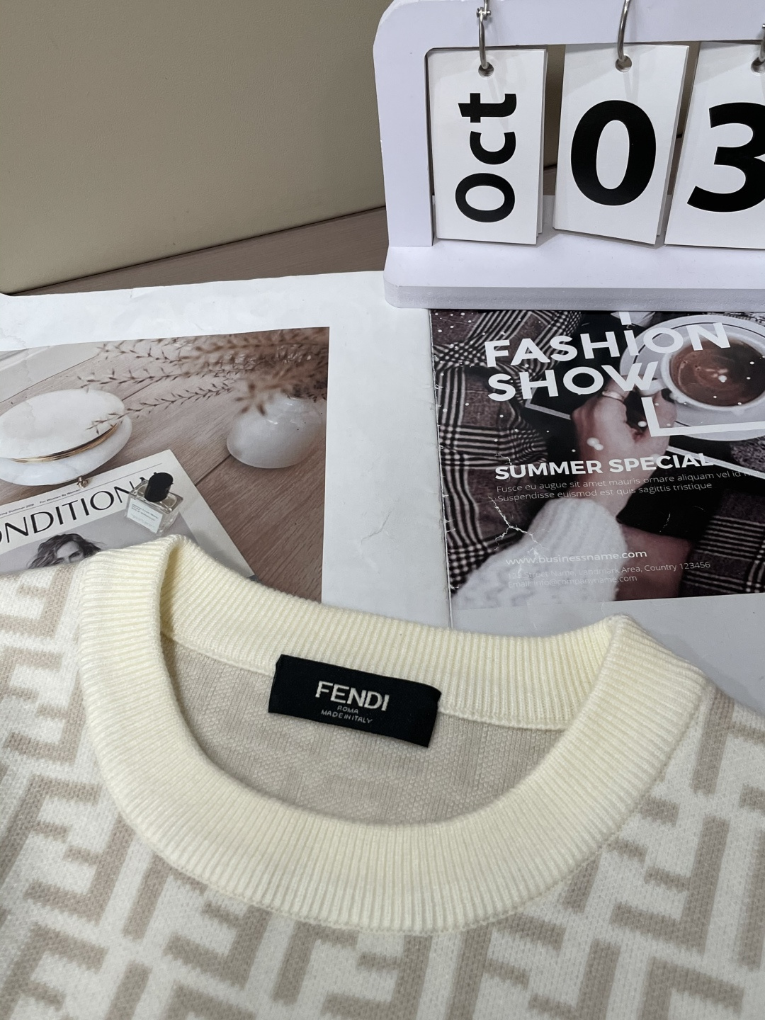 FD 2025秋冬 高级定制 都市风十足 经典简约大气圆领打底针织毛衣。 采用进口羊毛混纺面料 柔软细腻