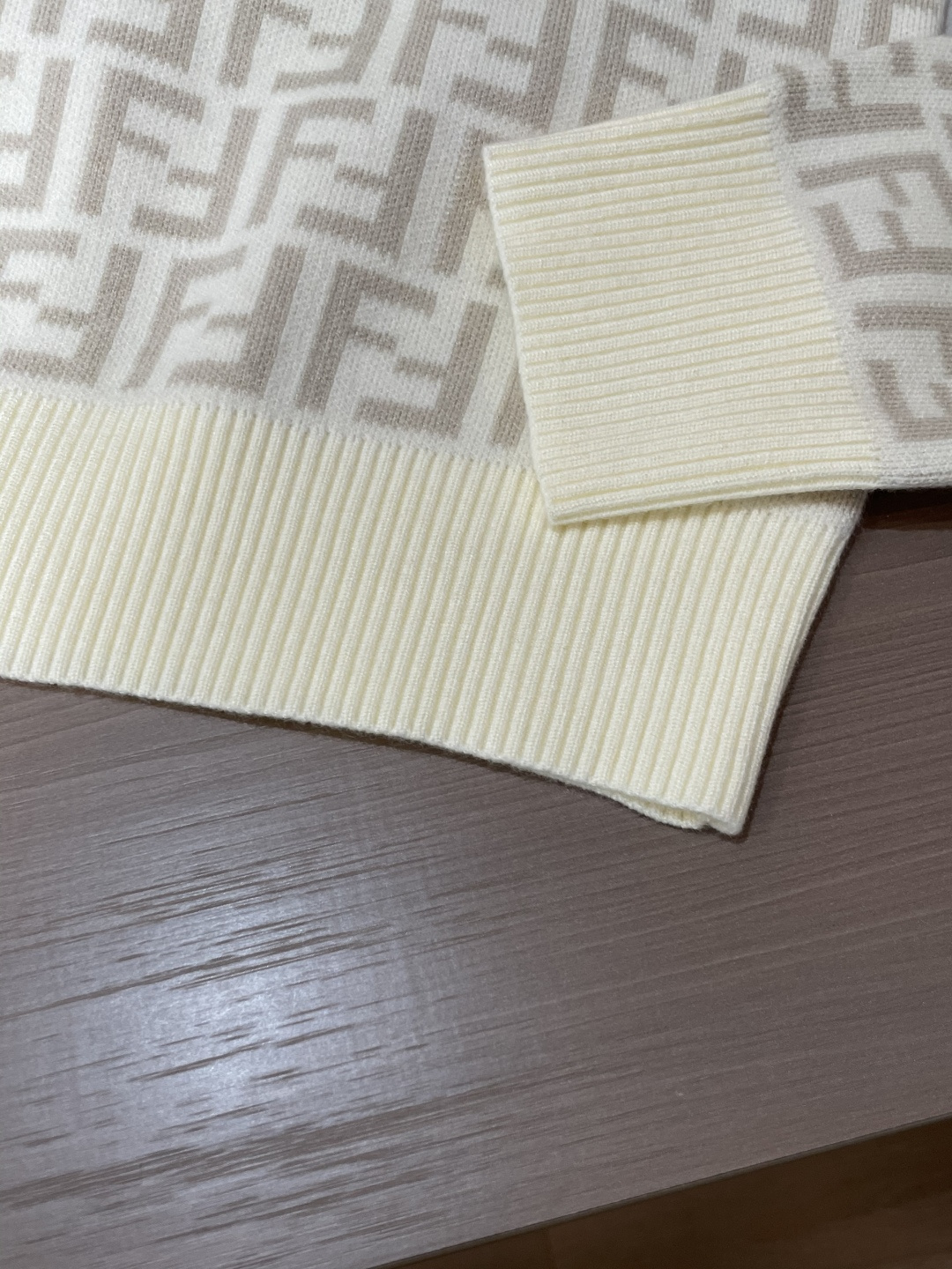 FD 2025秋冬 高级定制 都市风十足 经典简约大气圆领打底针织毛衣。 采用进口羊毛混纺面料 柔软细腻