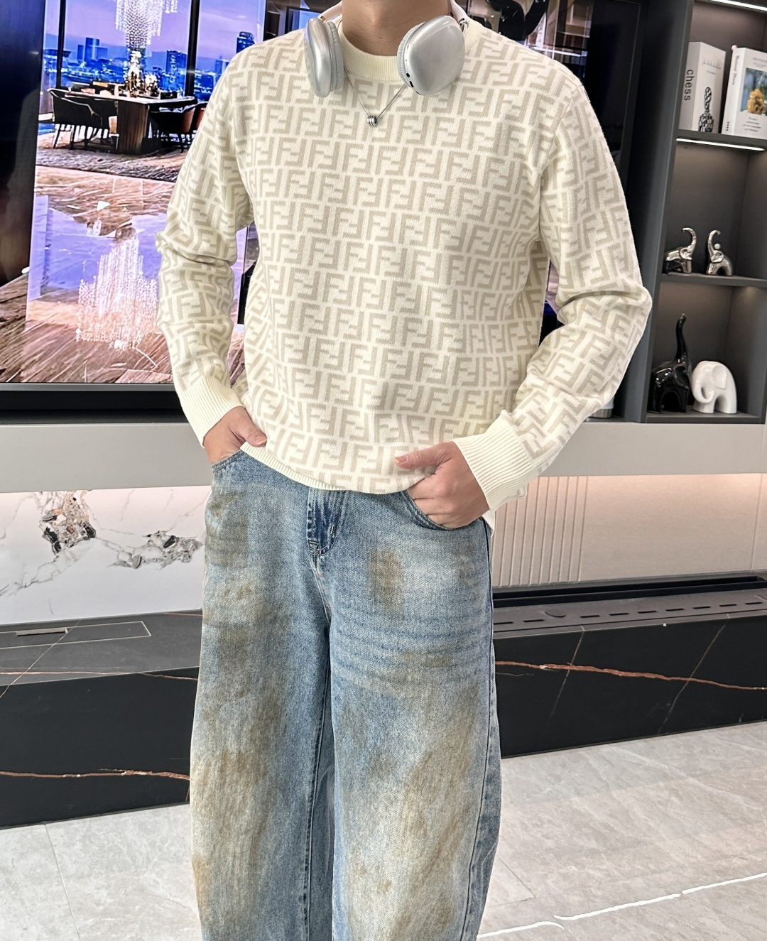 FD 2025秋冬 高级定制 都市风十足 经典简约大气圆领打底针织毛衣。 采用进口羊毛混纺面料 柔软细腻