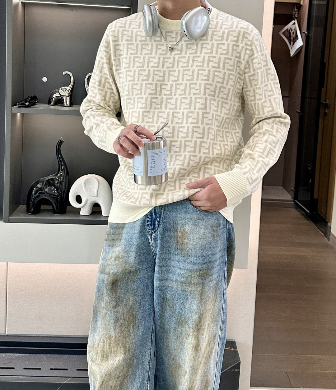 FD 2025秋冬 高级定制 都市风十足 经典简约大气圆领打底针织毛衣。 采用进口羊毛混纺面料 柔软细腻