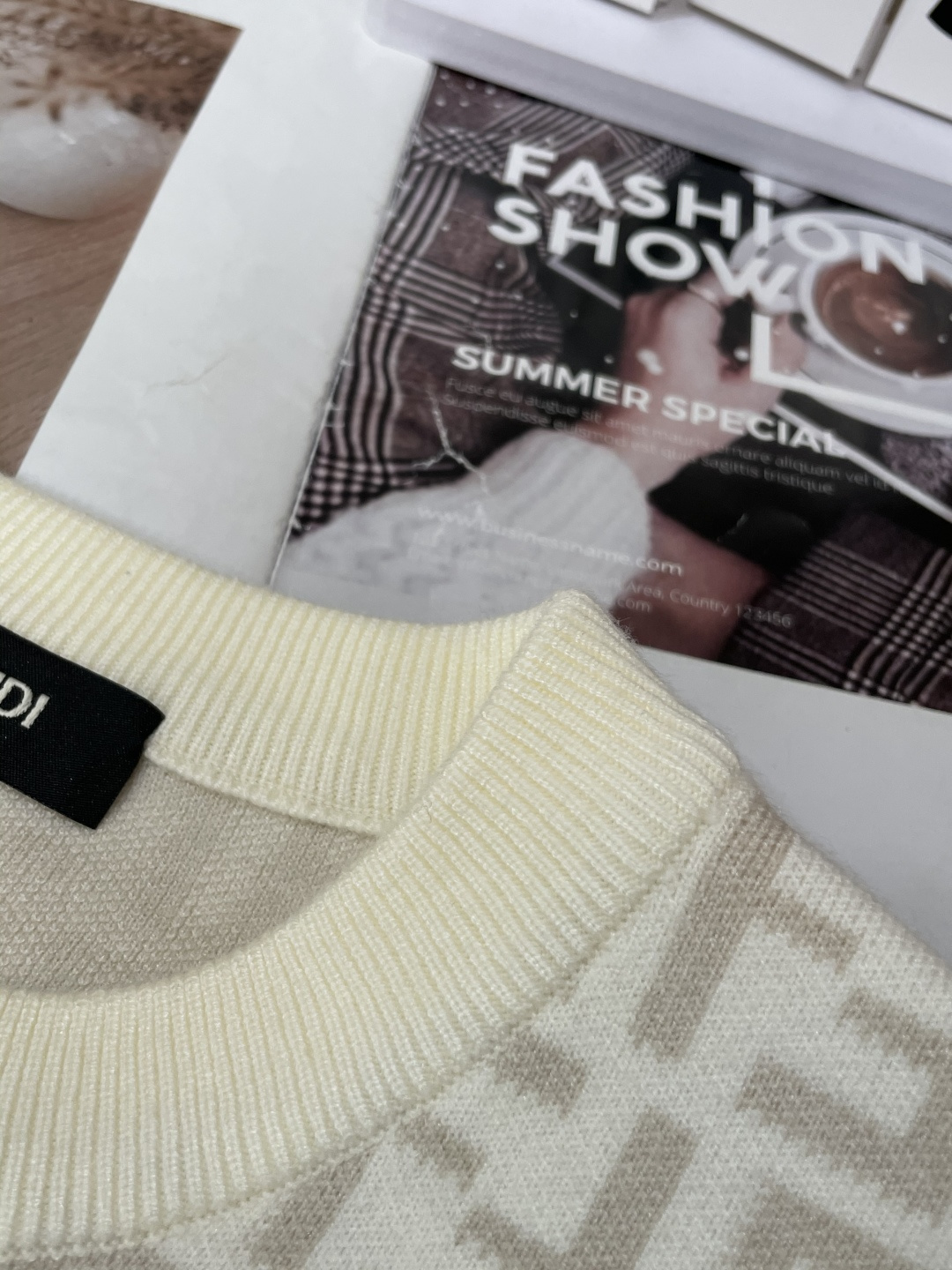 FD 2025秋冬 高级定制 都市风十足 经典简约大气圆领打底针织毛衣。 采用进口羊毛混纺面料 柔软细腻