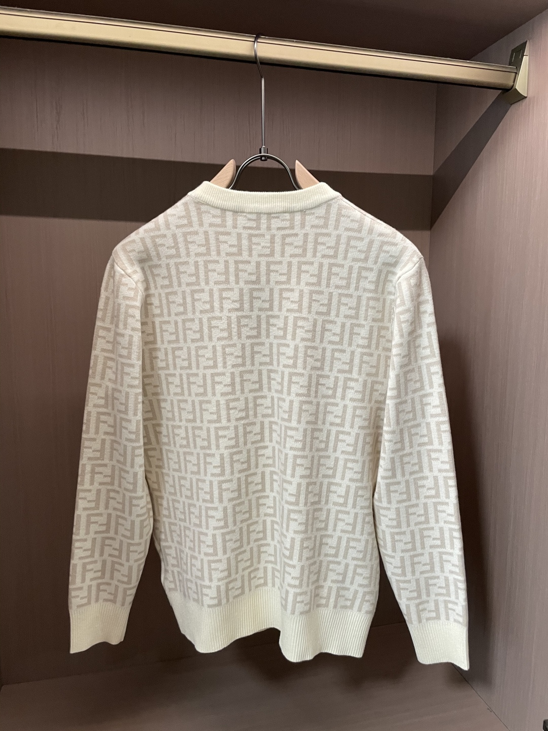 FD 2025秋冬 高级定制 都市风十足 经典简约大气圆领打底针织毛衣。 采用进口羊毛混纺面料 柔软细腻