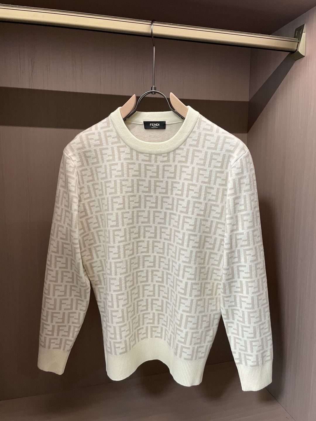 FD 2025秋冬 高级定制 都市风十足 经典简约大气圆领打底针织毛衣。 采用进口羊毛混纺面料 柔软细腻