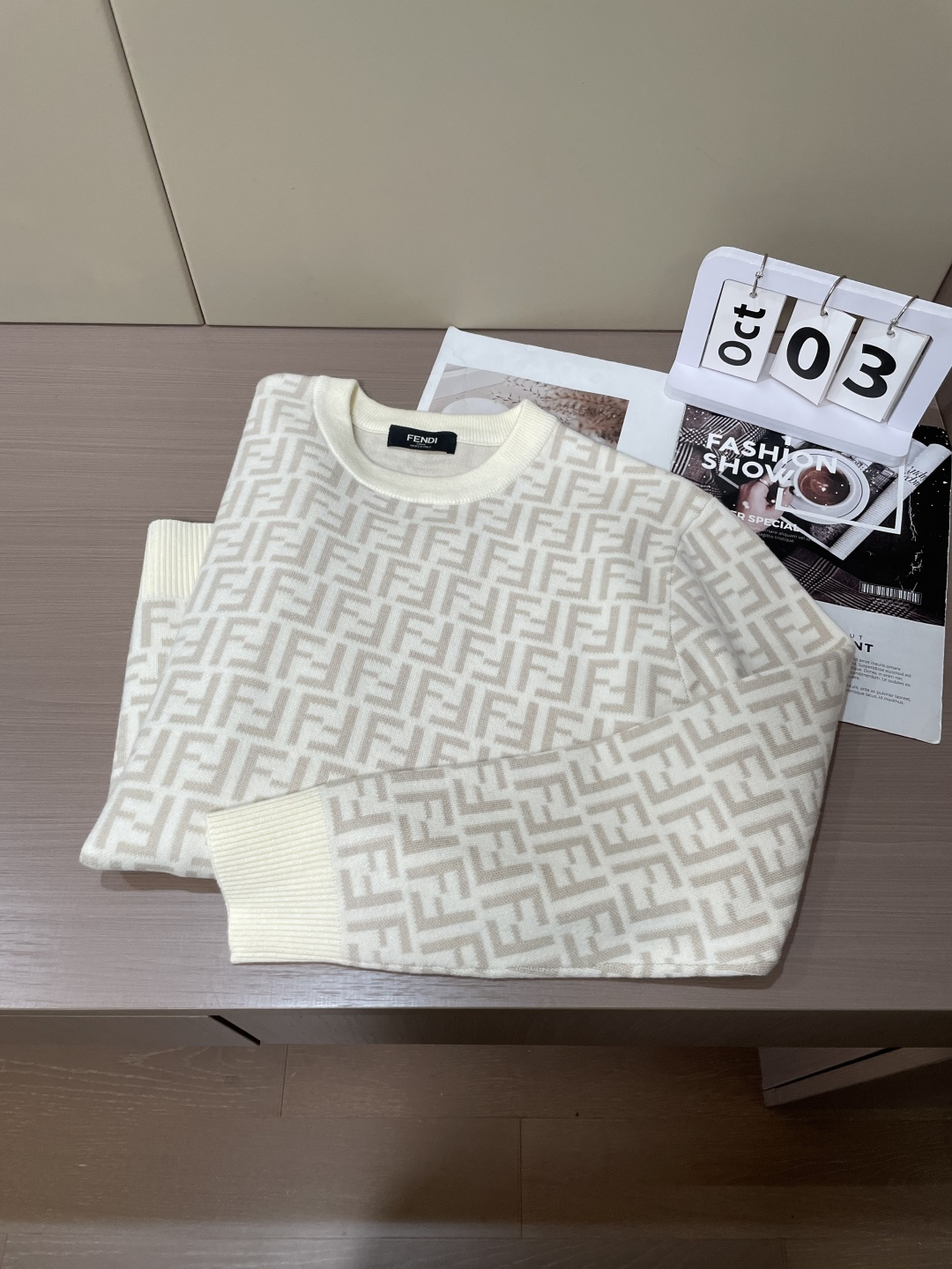 FD 2025秋冬 高级定制 都市风十足 经典简约大气圆领打底针织毛衣。 采用进口羊毛混纺面料 柔软细腻