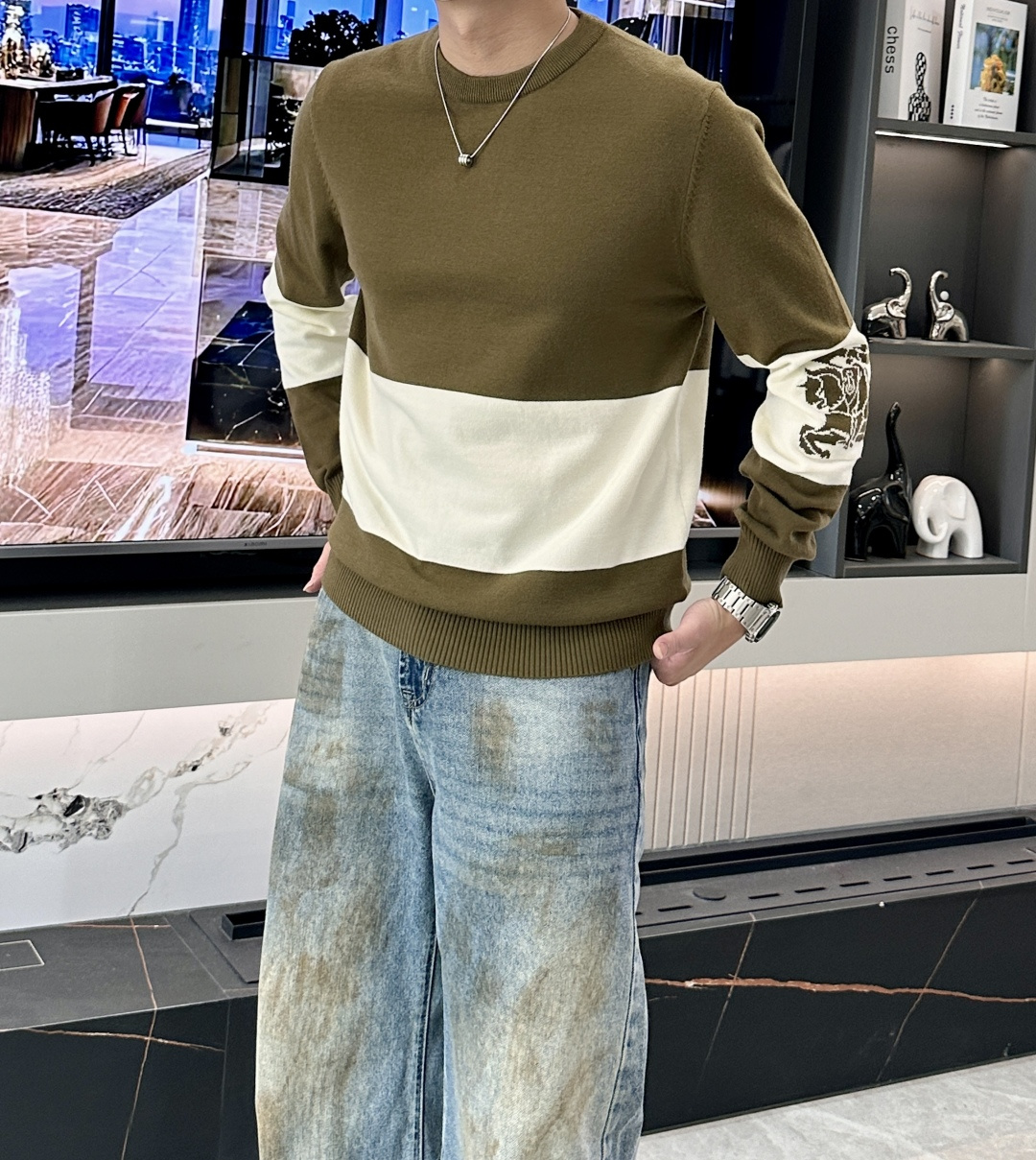 BUR 2025秋冬 高级定制 都市风十足 经典简约大气圆领打底针织毛衣。 采用进口羊毛混纺面料 柔软细