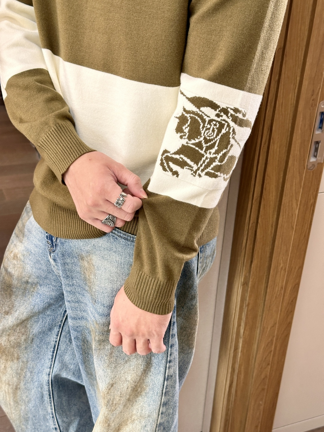 BUR 2025秋冬 高级定制 都市风十足 经典简约大气圆领打底针织毛衣。 采用进口羊毛混纺面料 柔软细