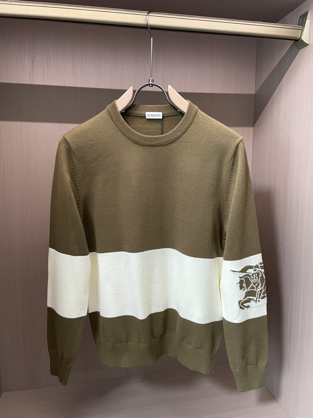 BUR 2025秋冬 高级定制 都市风十足 经典简约大气圆领打底针织毛衣。 采用进口羊毛混纺面料 柔软细