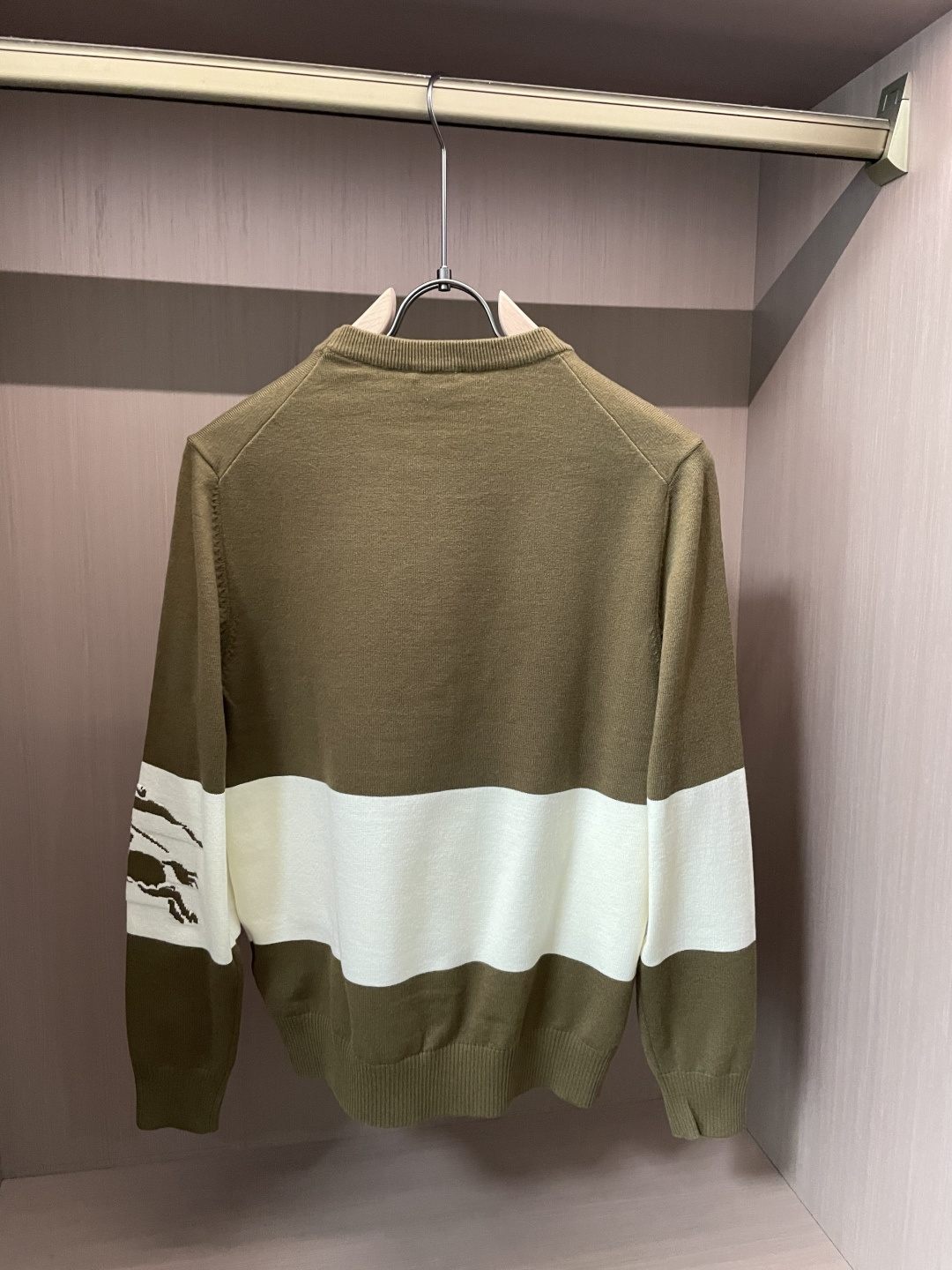 BUR 2025秋冬 高级定制 都市风十足 经典简约大气圆领打底针织毛衣。 采用进口羊毛混纺面料 柔软细