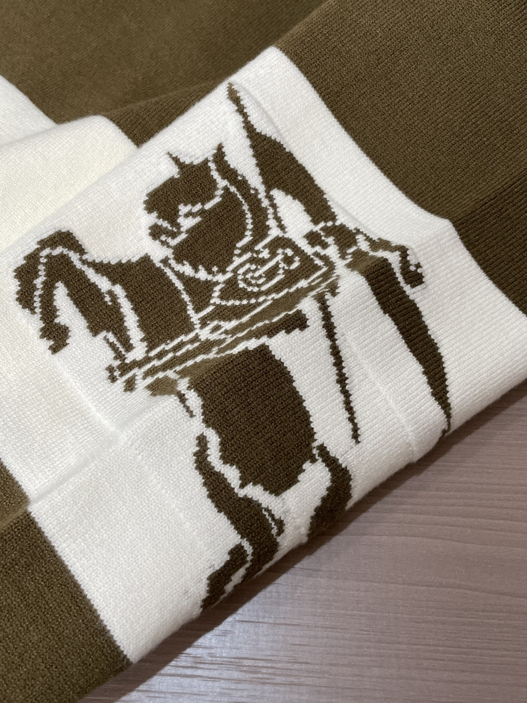 BUR 2025秋冬 高级定制 都市风十足 经典简约大气圆领打底针织毛衣。 采用进口羊毛混纺面料 柔软细