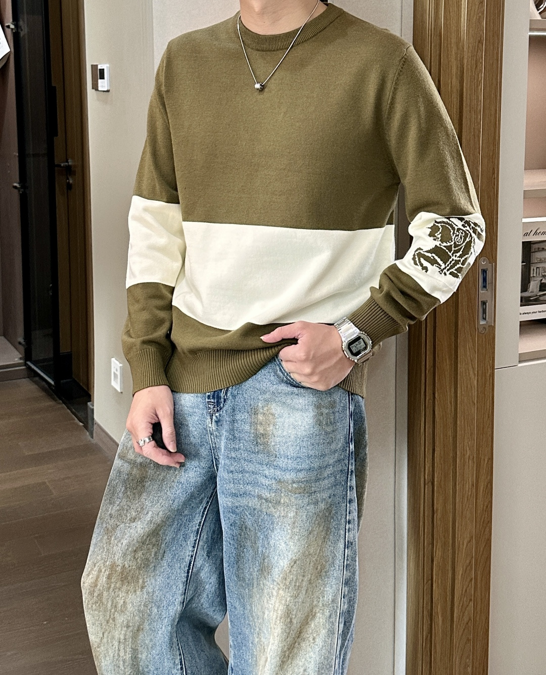 BUR 2025秋冬 高级定制 都市风十足 经典简约大气圆领打底针织毛衣。 采用进口羊毛混纺面料 柔软细