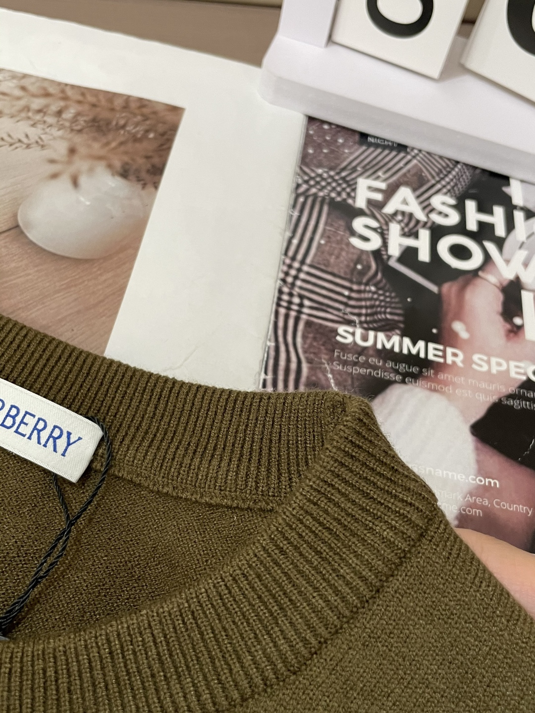 BUR 2025秋冬 高级定制 都市风十足 经典简约大气圆领打底针织毛衣。 采用进口羊毛混纺面料 柔软细