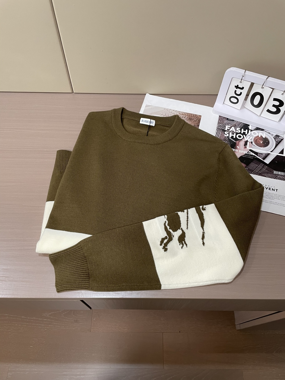 BUR 2025秋冬 高级定制 都市风十足 经典简约大气圆领打底针织毛衣。 采用进口羊毛混纺面料 柔软细