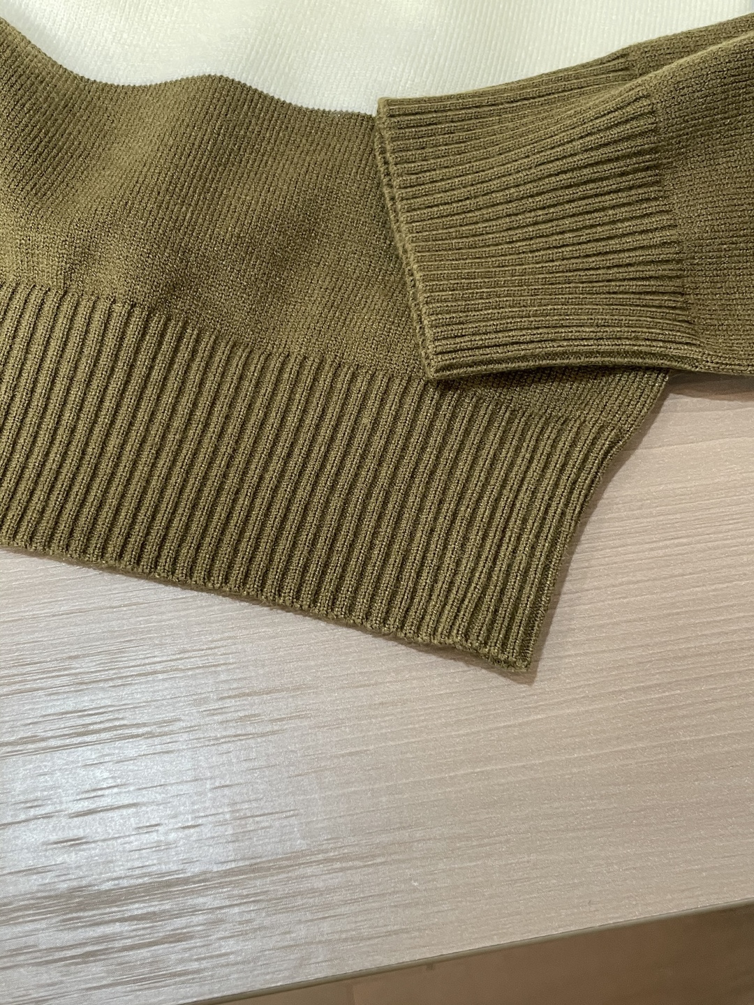 BUR 2025秋冬 高级定制 都市风十足 经典简约大气圆领打底针织毛衣。 采用进口羊毛混纺面料 柔软细