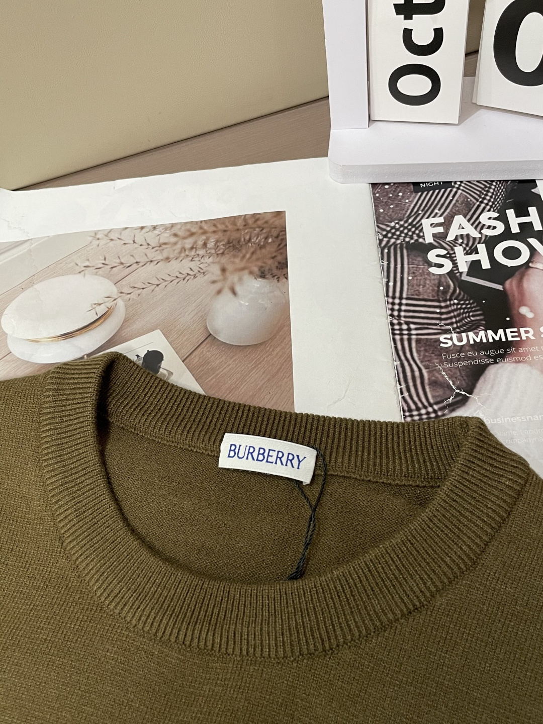 BUR 2025秋冬 高级定制 都市风十足 经典简约大气圆领打底针织毛衣。 采用进口羊毛混纺面料 柔软细