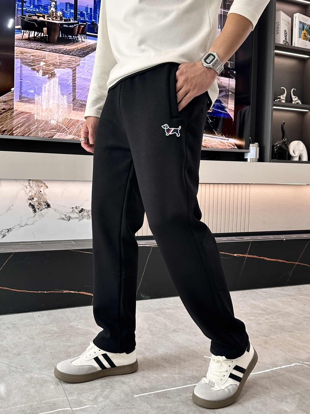 NO:629128,· TB’s latest casual pants for autumn and winter 2025 are a must-have for fashionistas. They have a great shape and can well repair various leg shapes. They are very personalized!  Soft and sweat-wicking, extremely comfortable. The waistband of the trouser legs is customized with elastic elastic bands and original accessories details. The upper body is sporty, casual and fashionable, a must-have for leisure and travel. Sizes L-XXXXL,,alexander wang19860909· TB 2025秋冬最新休闲裤 潮人必备 版型超赞,能很好的修复各种腿型,非常个性！柔软排汗,舒适度极高.裤腿腰部订制松紧橡筋、原版辅料细节.上身运动休闲时尚,出街休闲、外出旅游必备. 尺码L-XXXXL,,alexander wang,Men's clothing