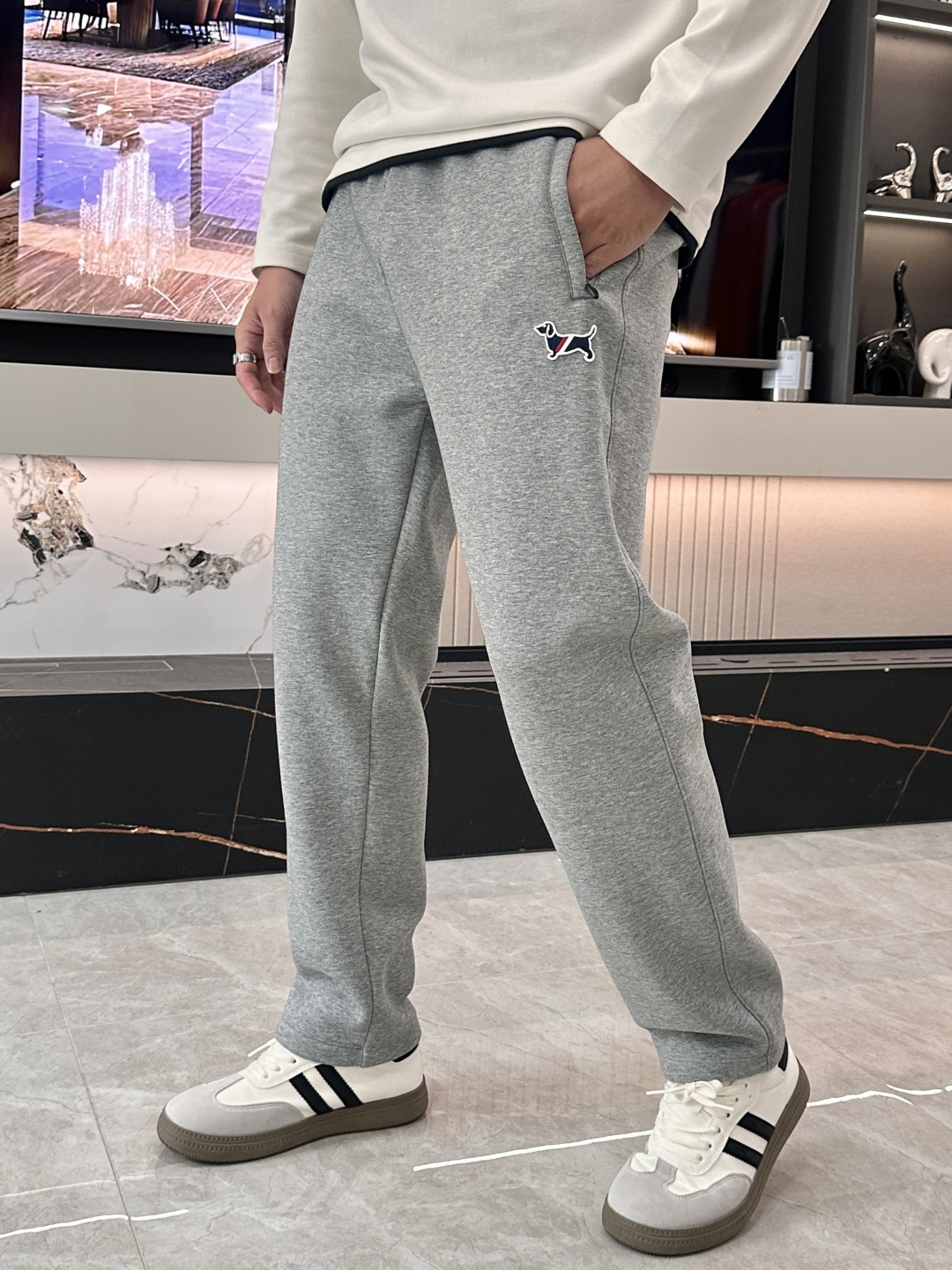 NO:629134,· TB2025 autumn and winter latest casual pants are a must-have for fashionistas. The shape is awesome and can repair various leg shapes very well. They are very personalized!  Soft and sweat-wicking, extremely comfortable. The waistband of the trouser legs is customized with elastic elastic bands and original accessories details. The upper body is sporty, casual and fashionable, a must-have for leisure and travel. Sizes L-XXXXL,,alexander wang19860909· TB2025秋冬最新休闲裤 潮人必备 版型超赞,能很好的修复各种腿型,非常个性！柔软排汗,舒适度极高.裤腿腰部订制松紧橡筋、原版辅料细节.上身运动休闲时尚,出街休闲、外出旅游必备. 尺码L-XXXXL,,alexander wang,Men's clothing