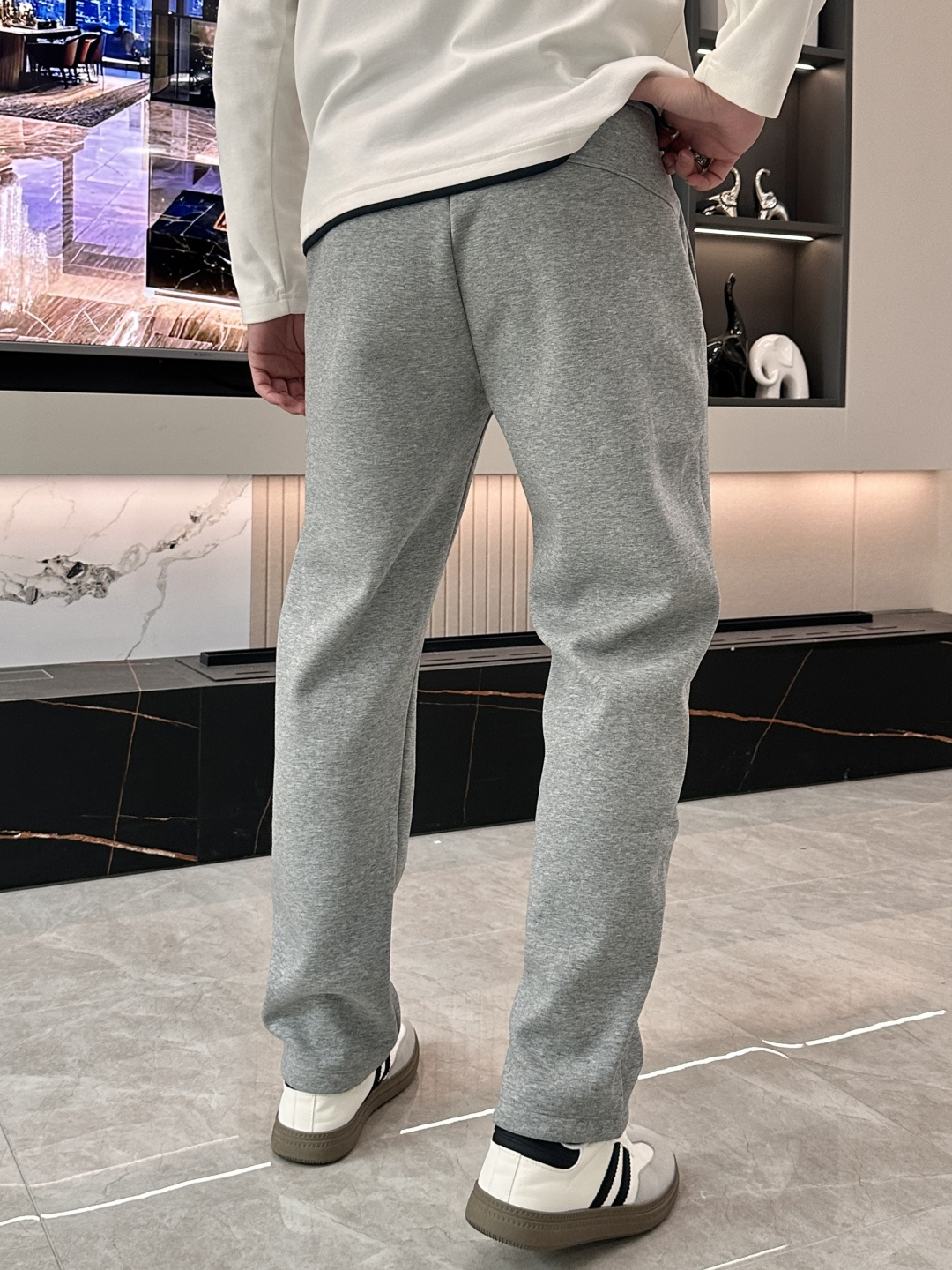 · TB2025秋冬最新休闲裤 潮人必备 版型超赞，能很好的修复各种腿型，非常个性！柔软排汗，舒适度极高